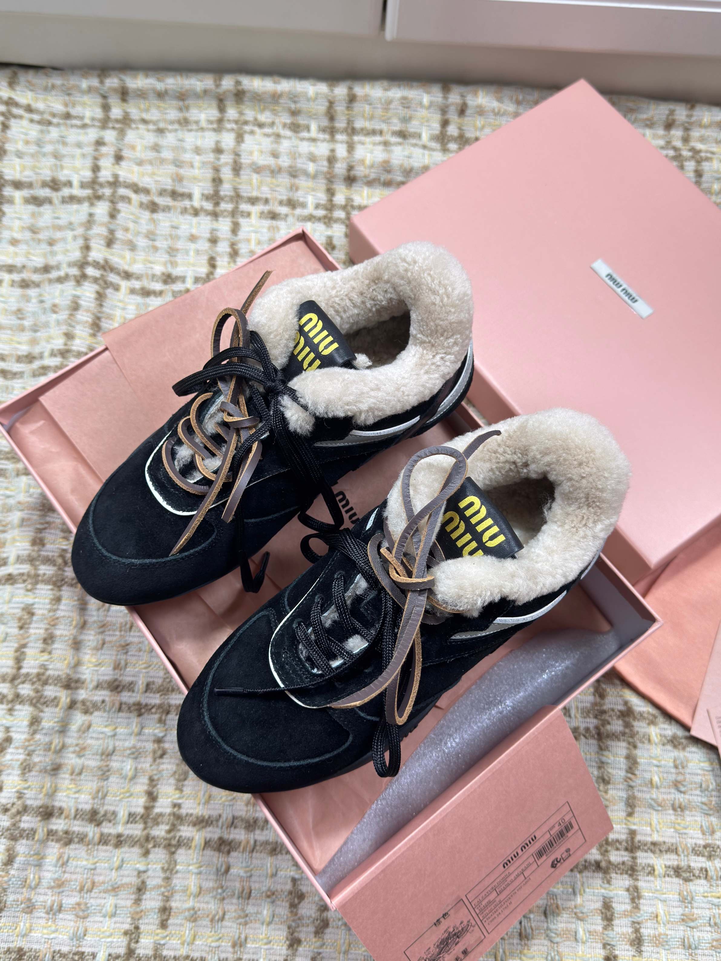 MIUMIU 26S SNEAKERS IN BLACK SUEDE AND SHEARLING