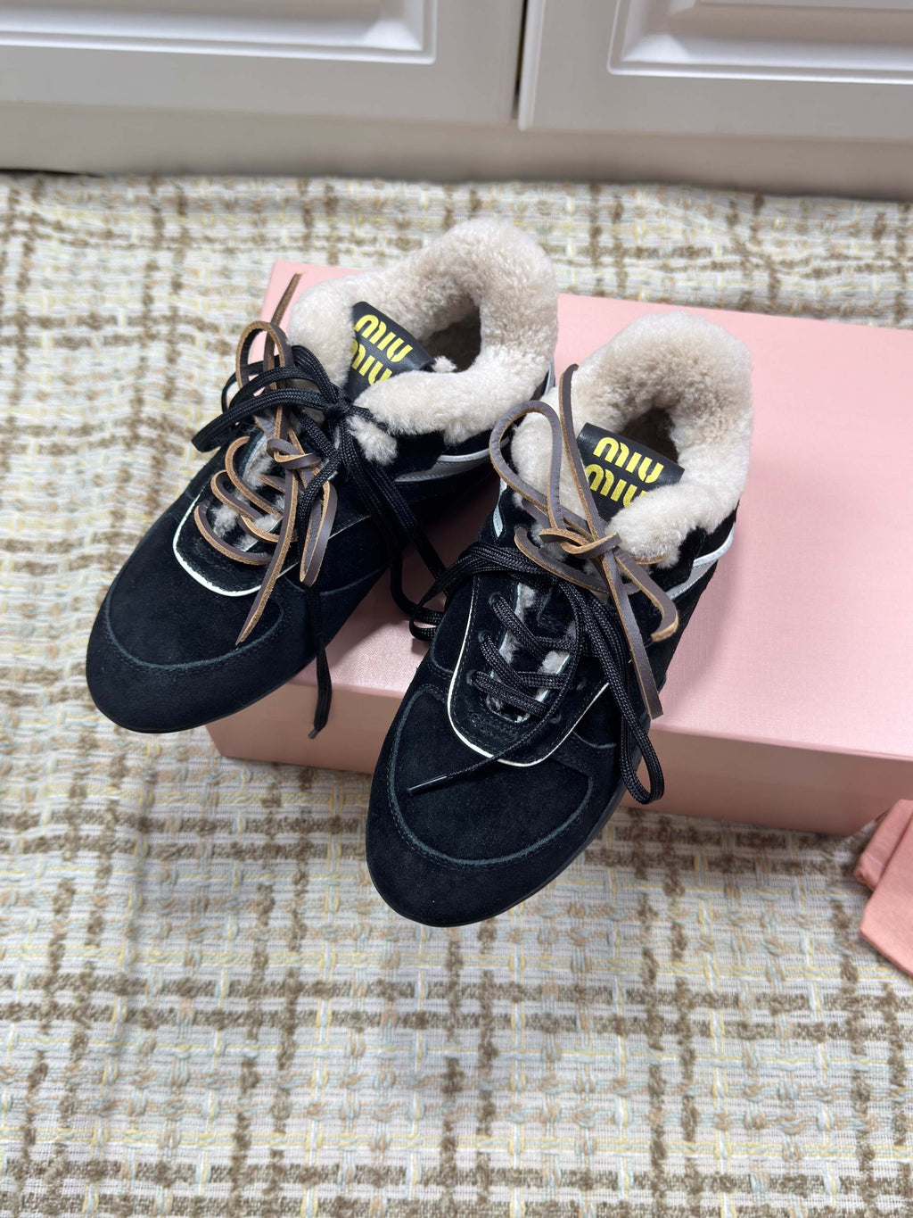 MIUMIU 26S SNEAKERS IN BLACK SUEDE AND SHEARLING