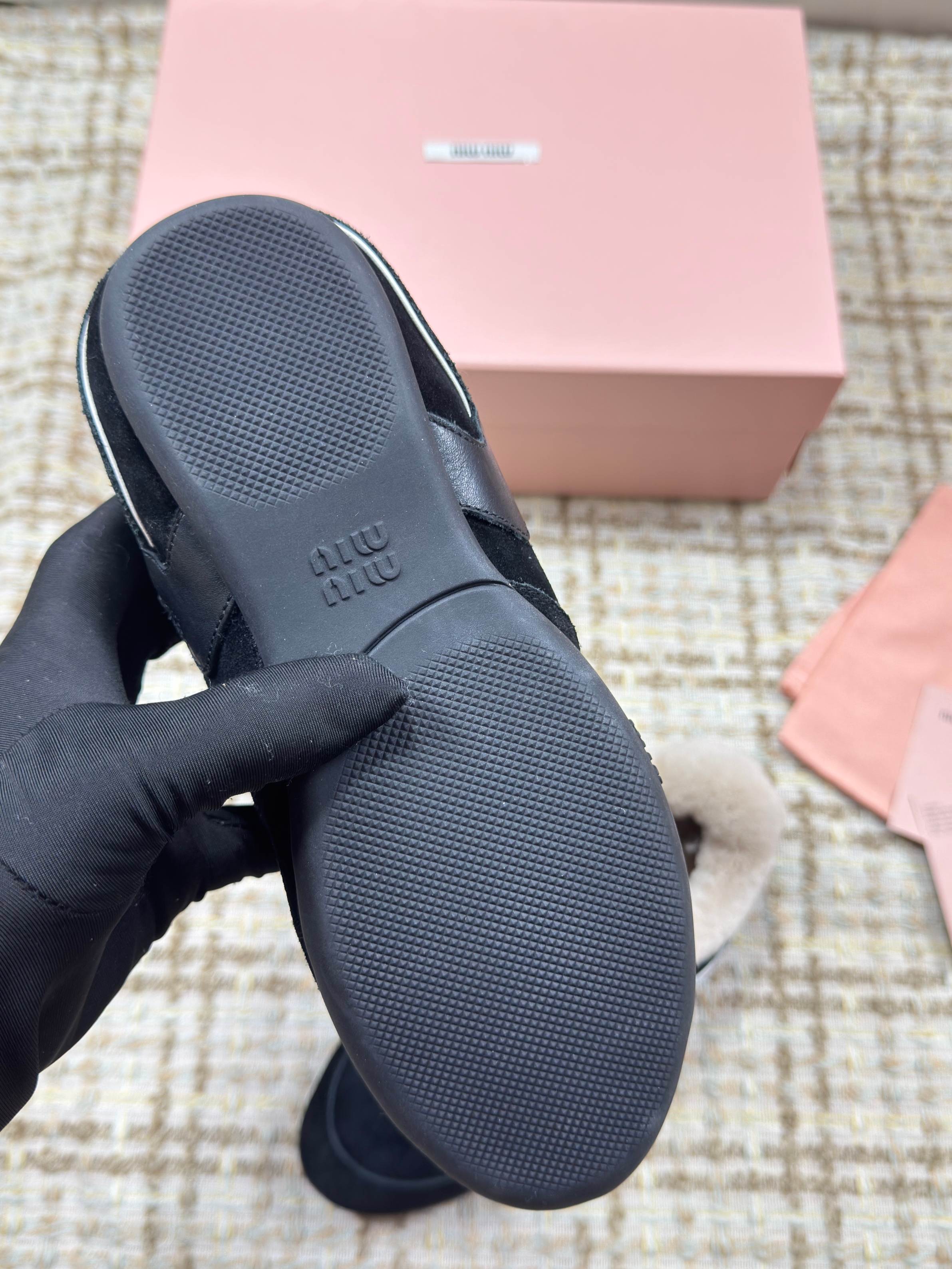 MIUMIU 26S SNEAKERS IN BLACK SUEDE AND SHEARLING
