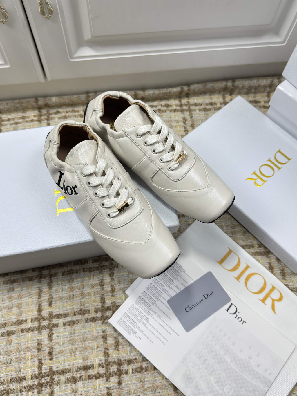 DIOR 26S LOW TOP SNEAKERS IN WHITE CALFSKIN DIOR LOGO