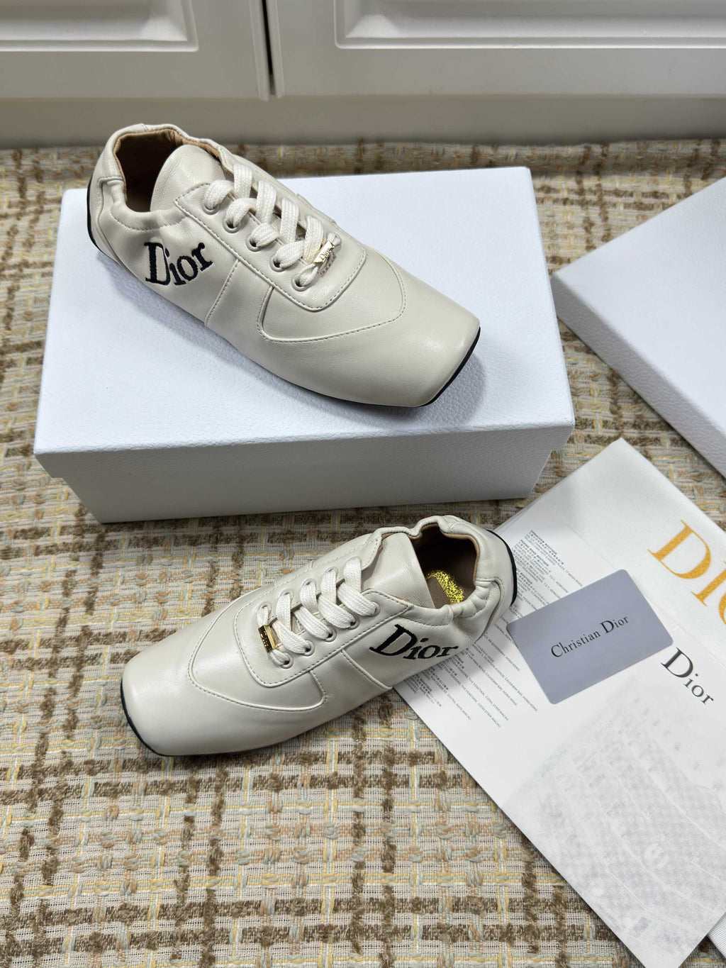 DIOR 26S LOW TOP SNEAKERS IN WHITE CALFSKIN DIOR LOGO