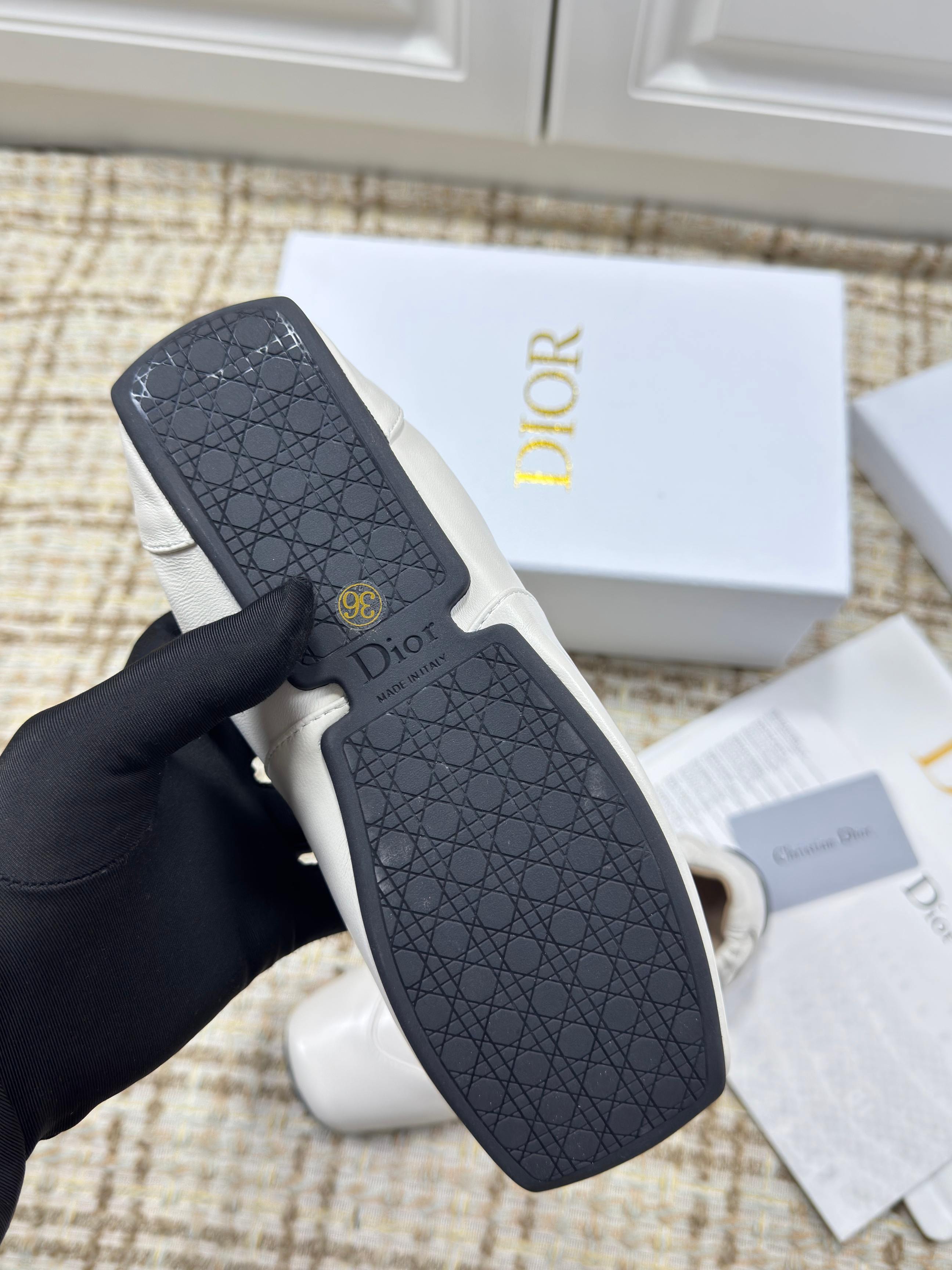 DIOR 26S LOW TOP SNEAKERS IN WHITE CALFSKIN DIOR LOGO