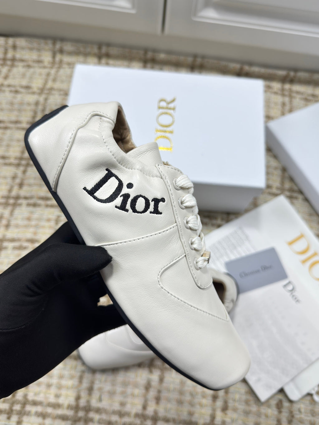 DIOR 26S LOW TOP SNEAKERS IN WHITE CALFSKIN DIOR LOGO