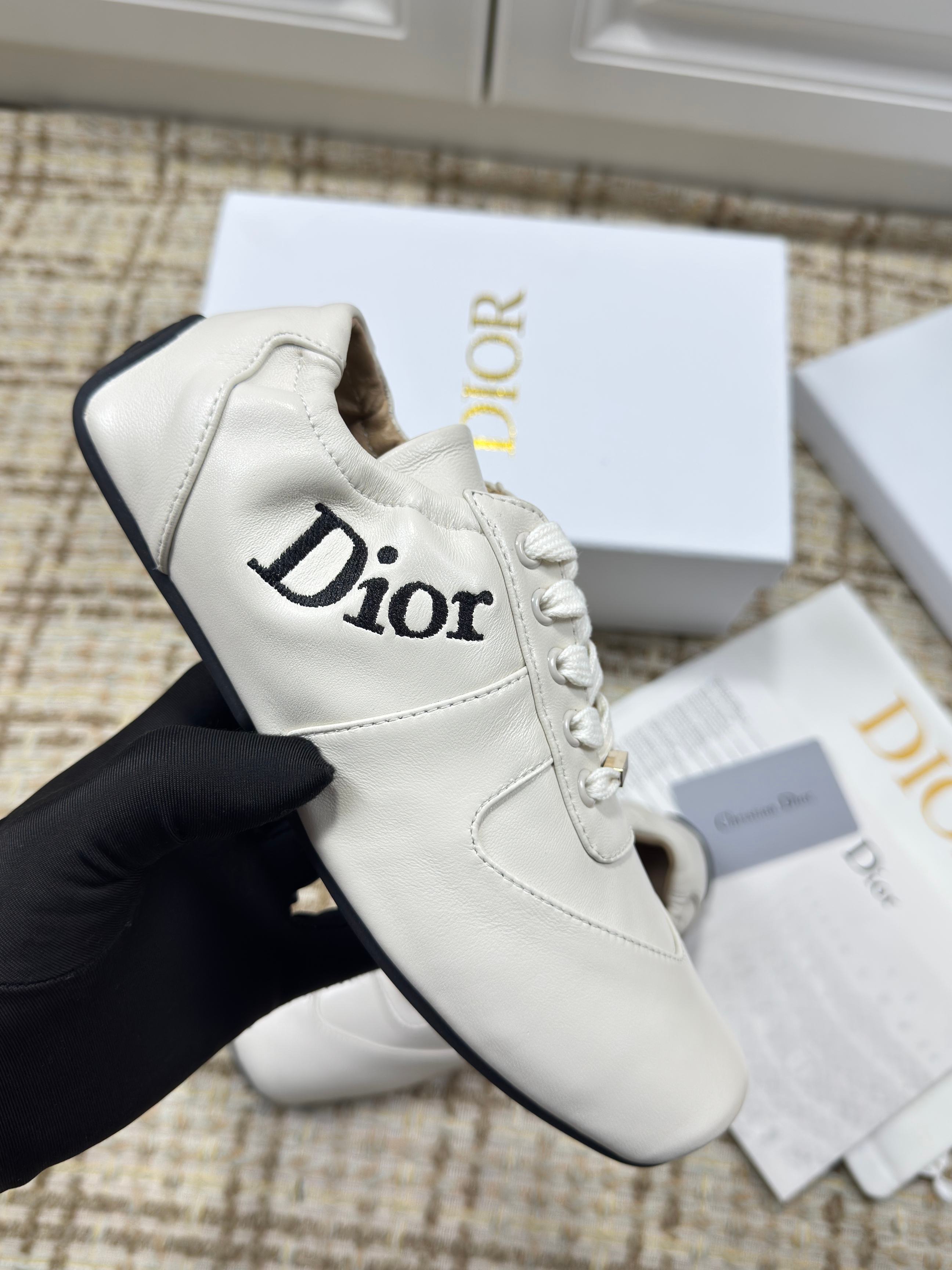 DIOR 26S LOW TOP SNEAKERS IN WHITE CALFSKIN DIOR LOGO