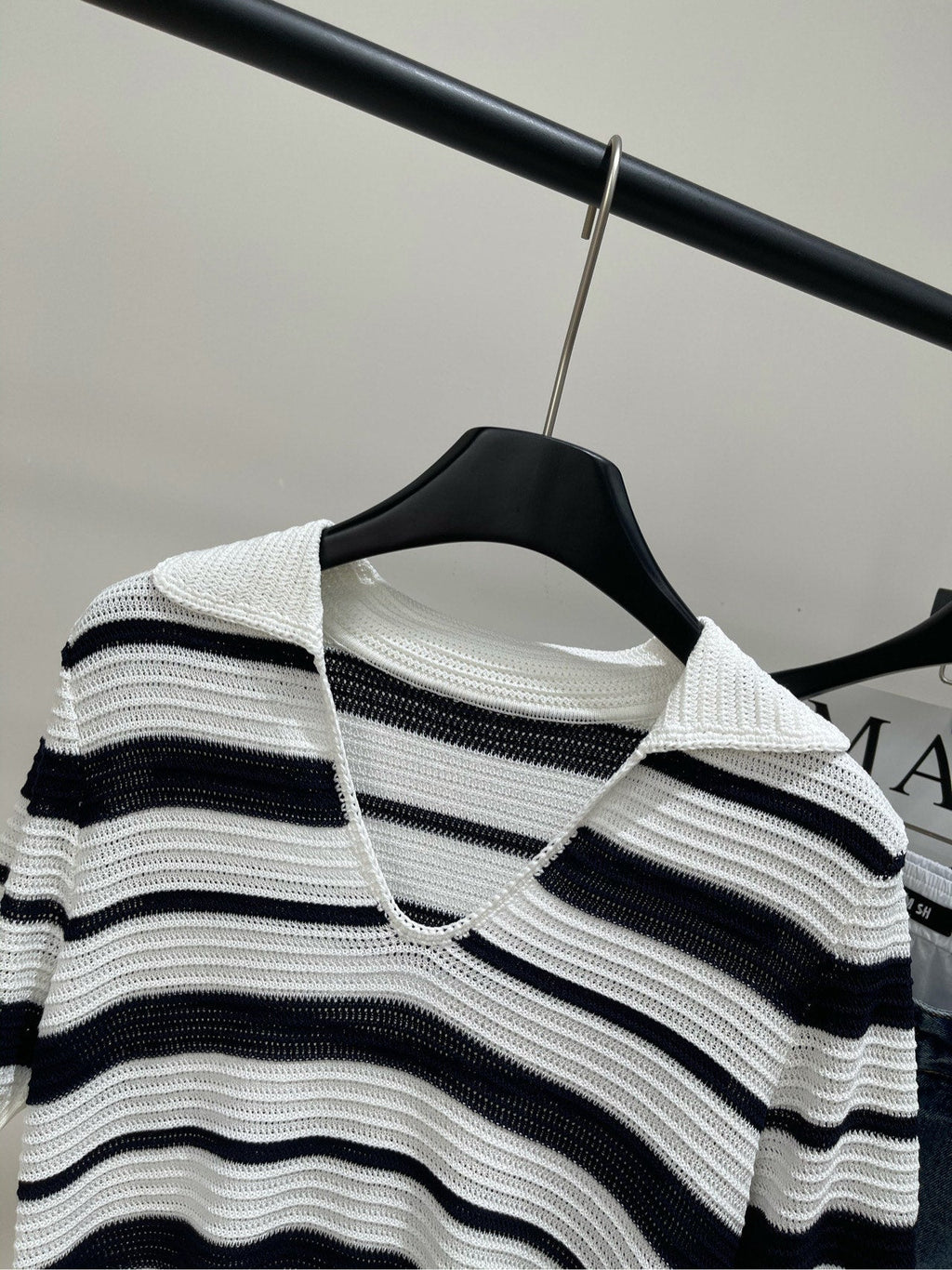 MO&CO. SHORT-SLEEVE KNIT TOP IN WHITE WITH BLACK STRIPES 267958