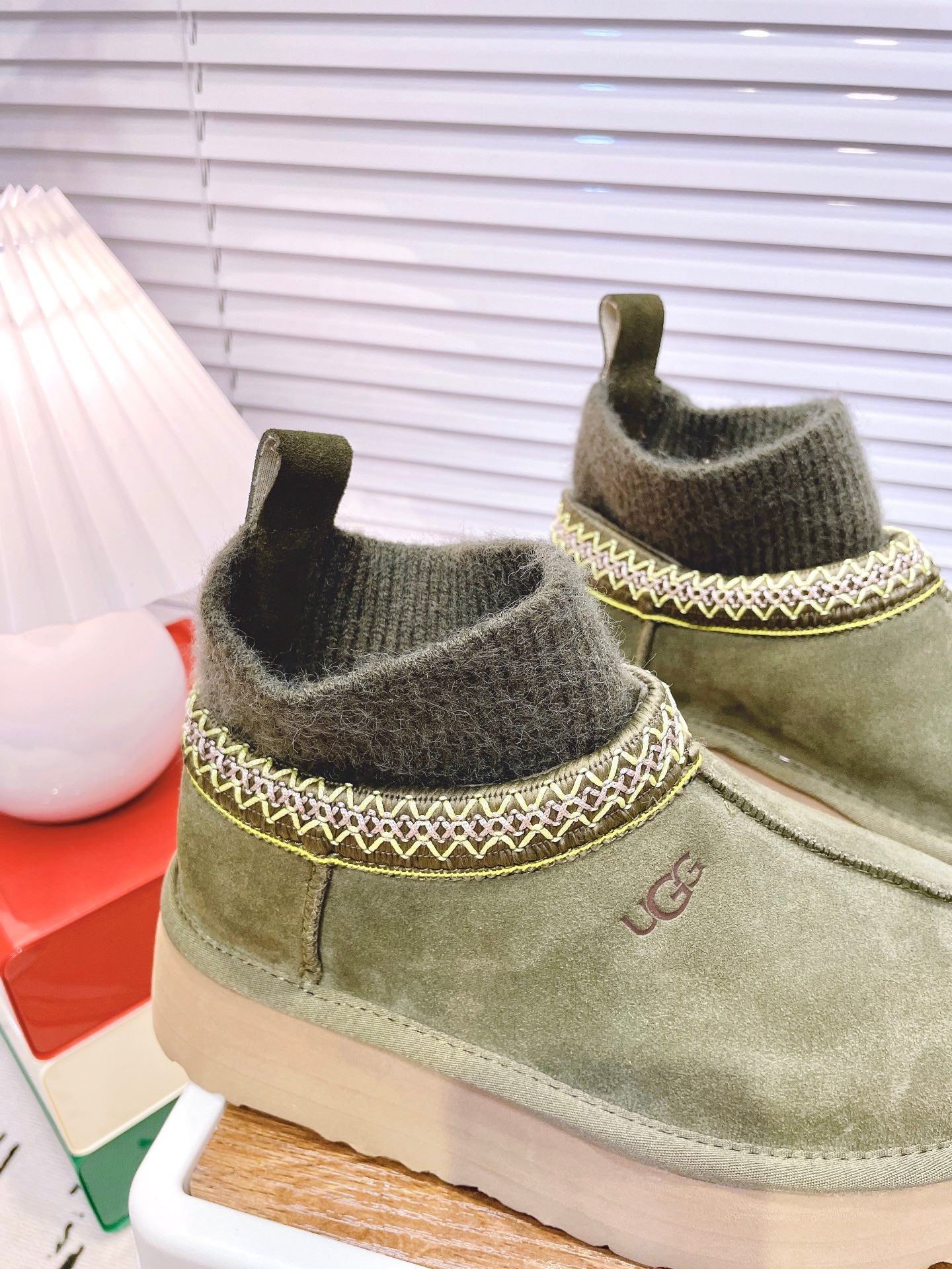 SNOW BOOTS IN OLIVE GREEN SUEDE WITH ETHNIC STYLE SOCK