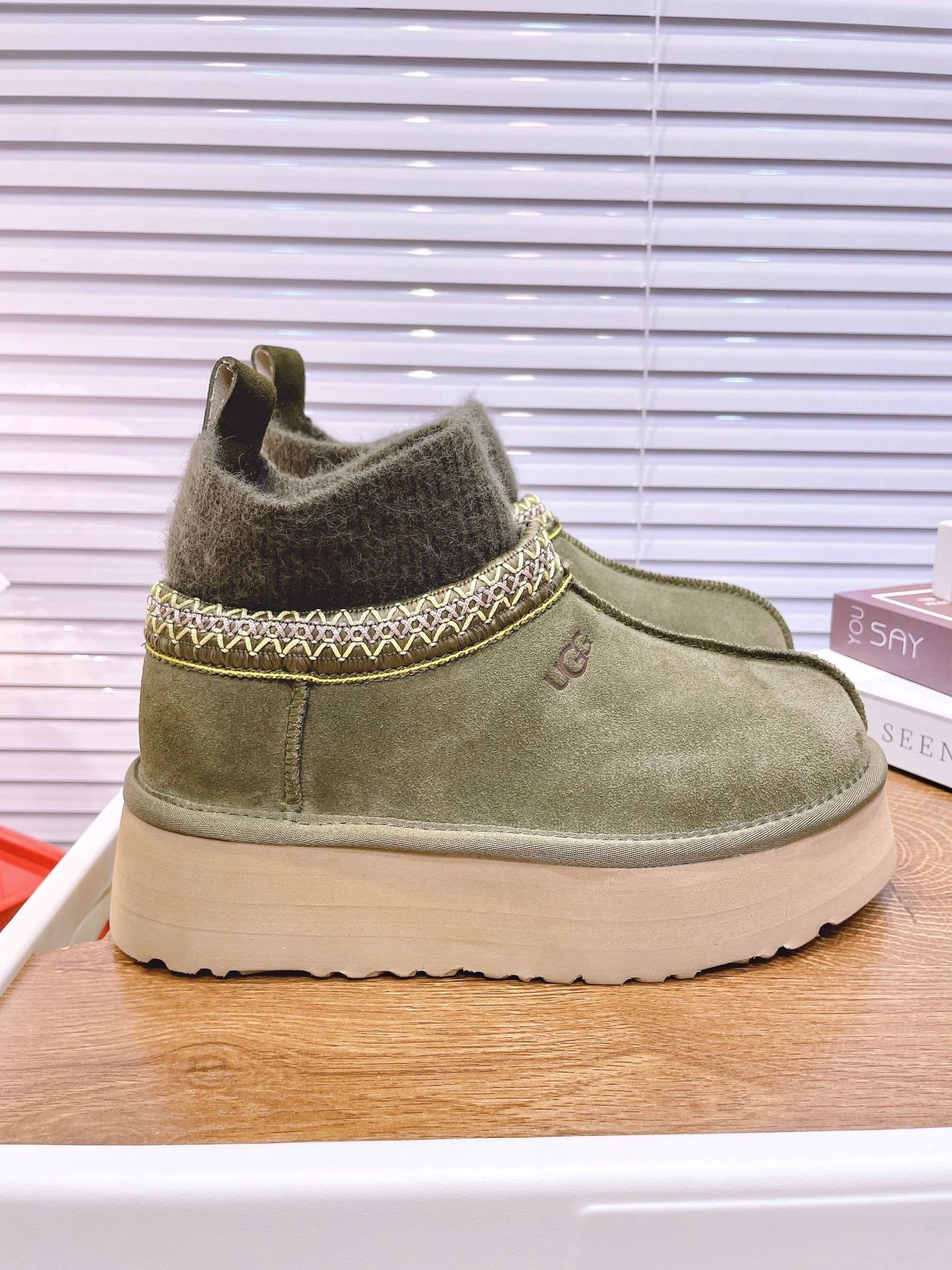 SNOW BOOTS IN OLIVE GREEN SUEDE WITH ETHNIC STYLE SOCK