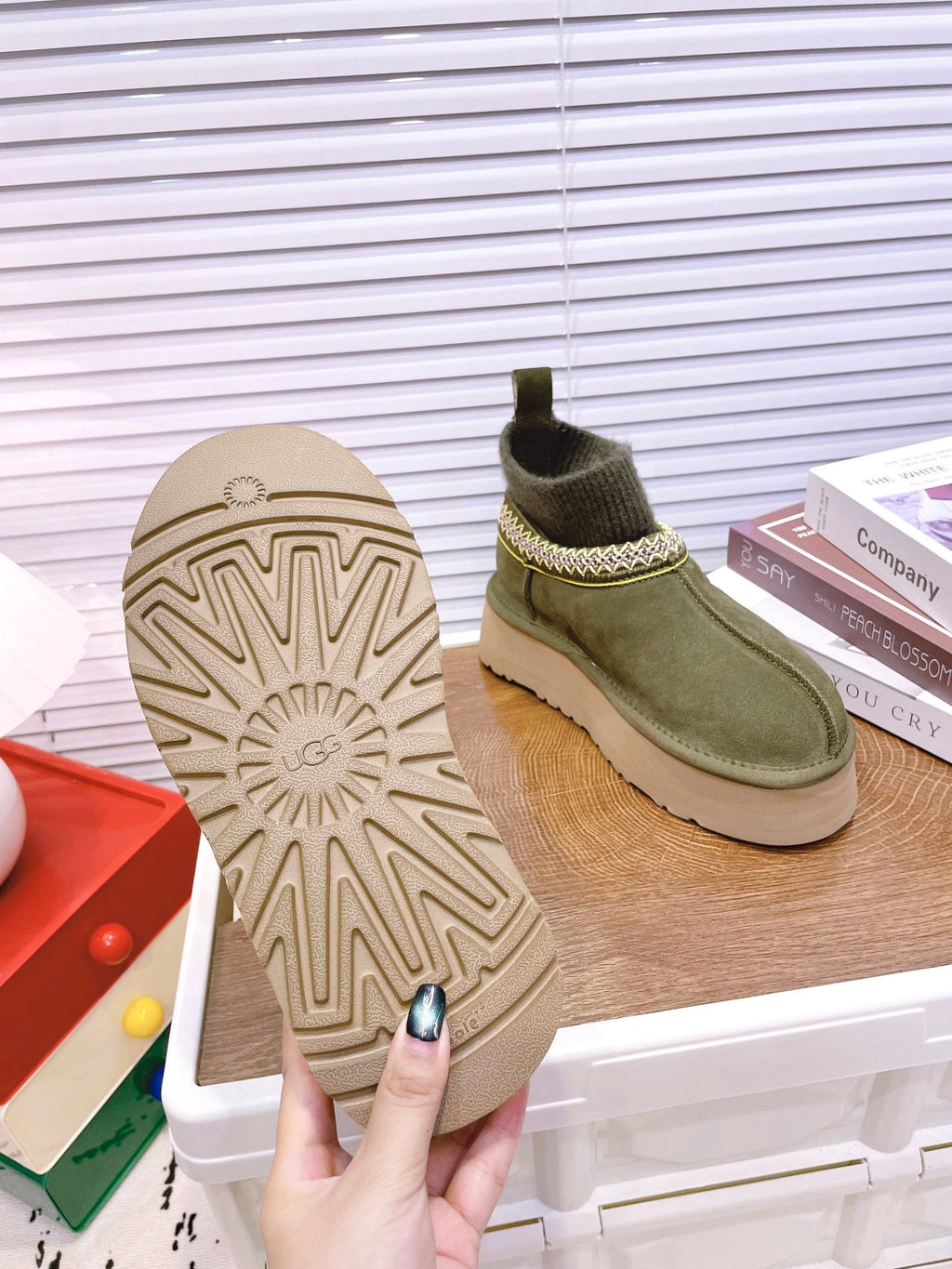 SNOW BOOTS IN OLIVE GREEN SUEDE WITH ETHNIC STYLE SOCK