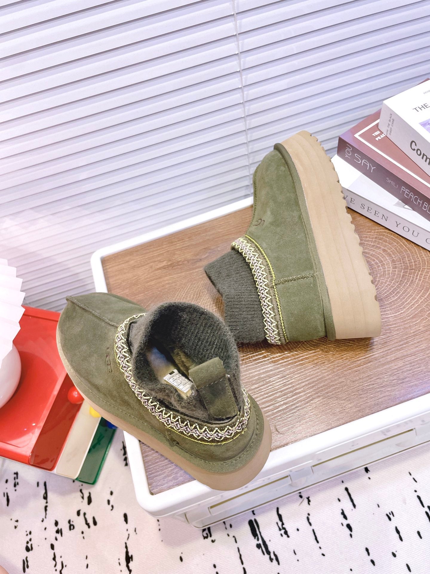 SNOW BOOTS IN OLIVE GREEN SUEDE WITH ETHNIC STYLE SOCK