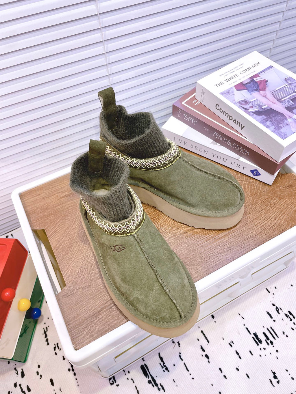 SNOW BOOTS IN OLIVE GREEN SUEDE WITH ETHNIC STYLE SOCK