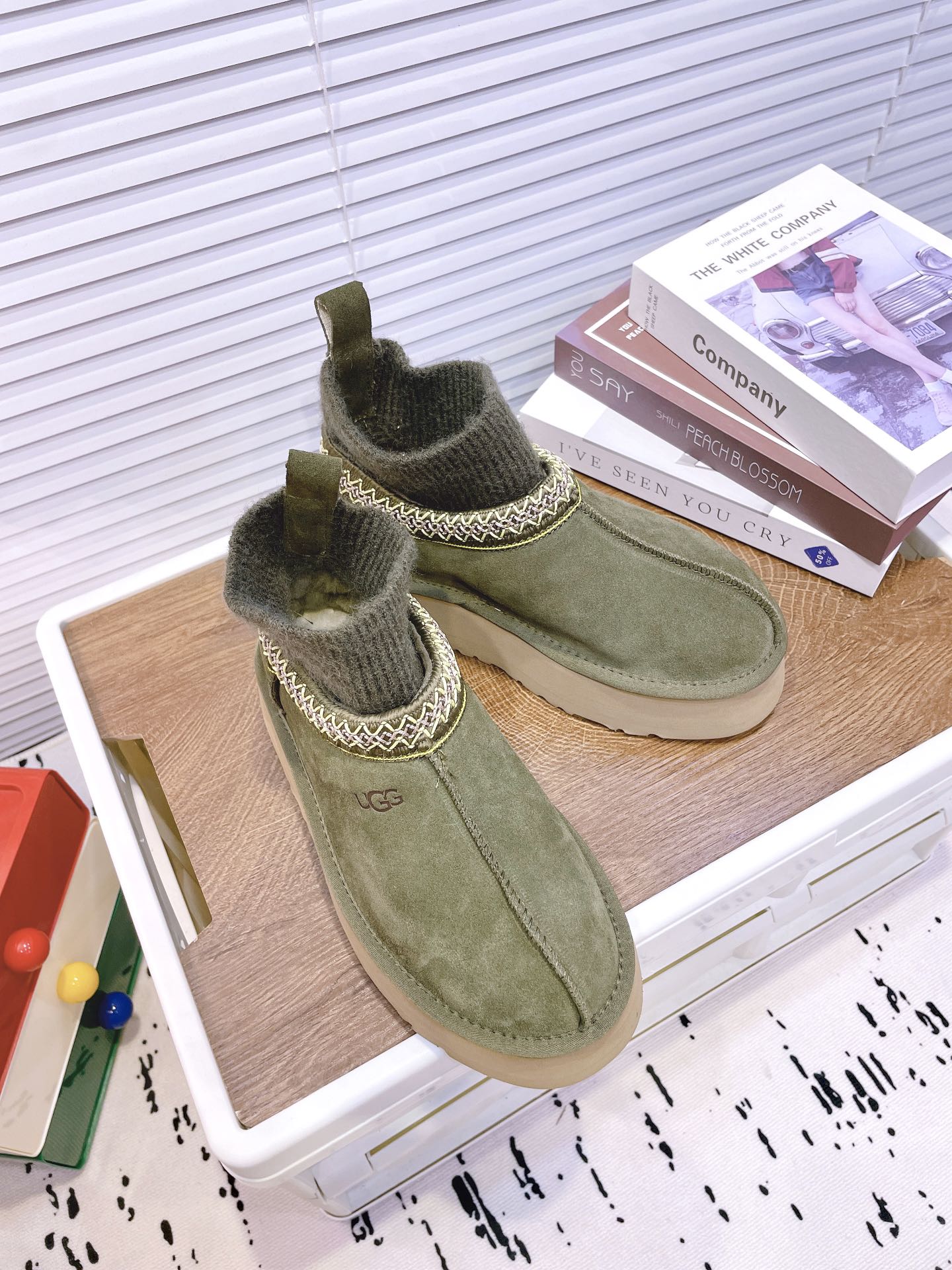 SNOW BOOTS IN OLIVE GREEN SUEDE WITH ETHNIC STYLE SOCK
