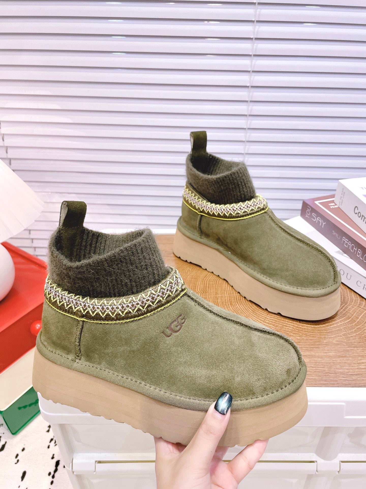 SNOW BOOTS IN OLIVE GREEN SUEDE WITH ETHNIC STYLE SOCK