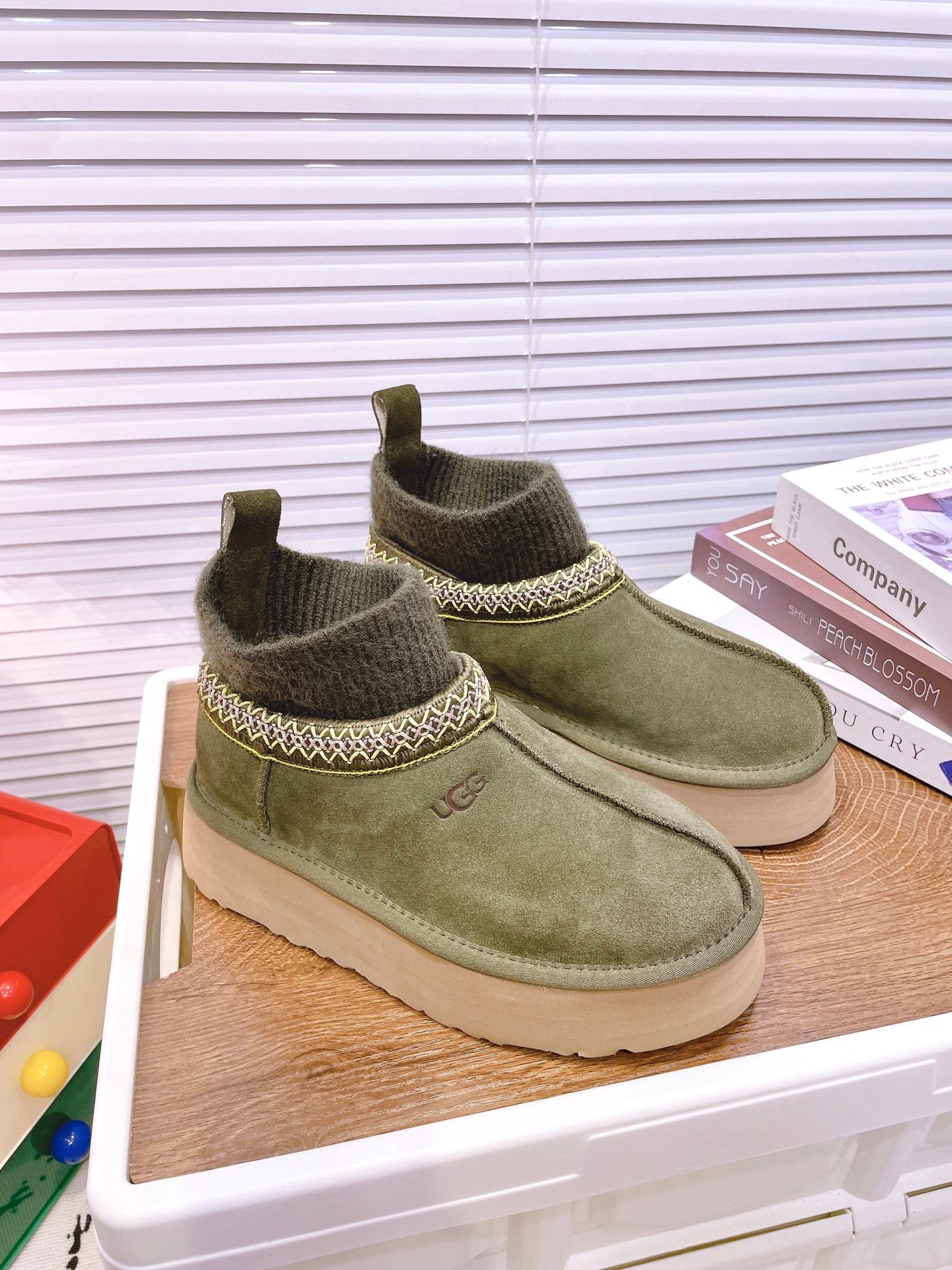 SNOW BOOTS IN OLIVE GREEN SUEDE WITH ETHNIC STYLE SOCK