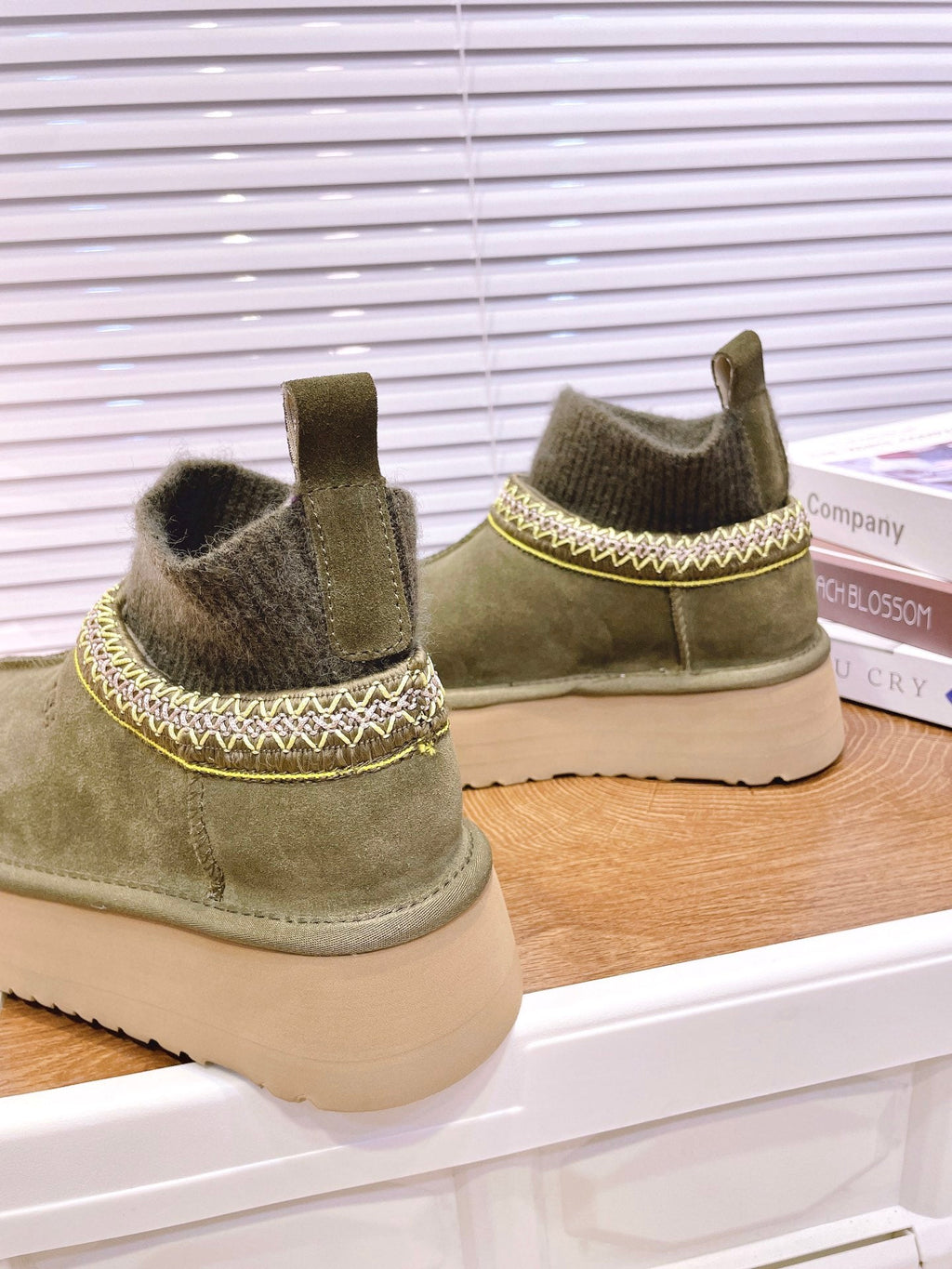 SNOW BOOTS IN OLIVE GREEN SUEDE WITH ETHNIC STYLE SOCK