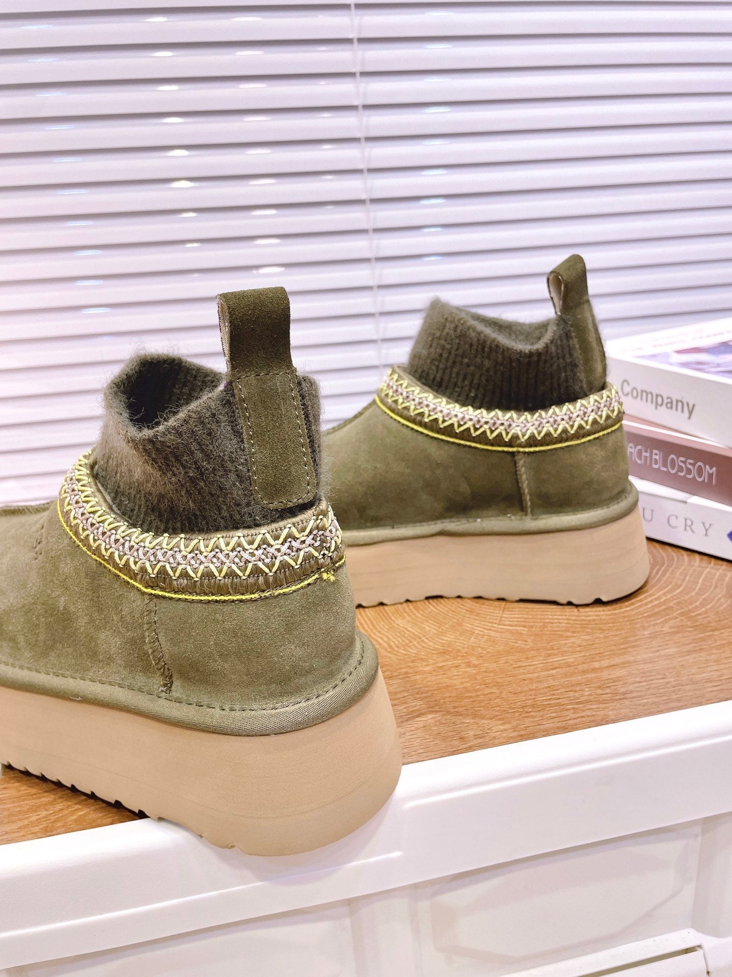 SNOW BOOTS IN OLIVE GREEN SUEDE WITH ETHNIC STYLE SOCK