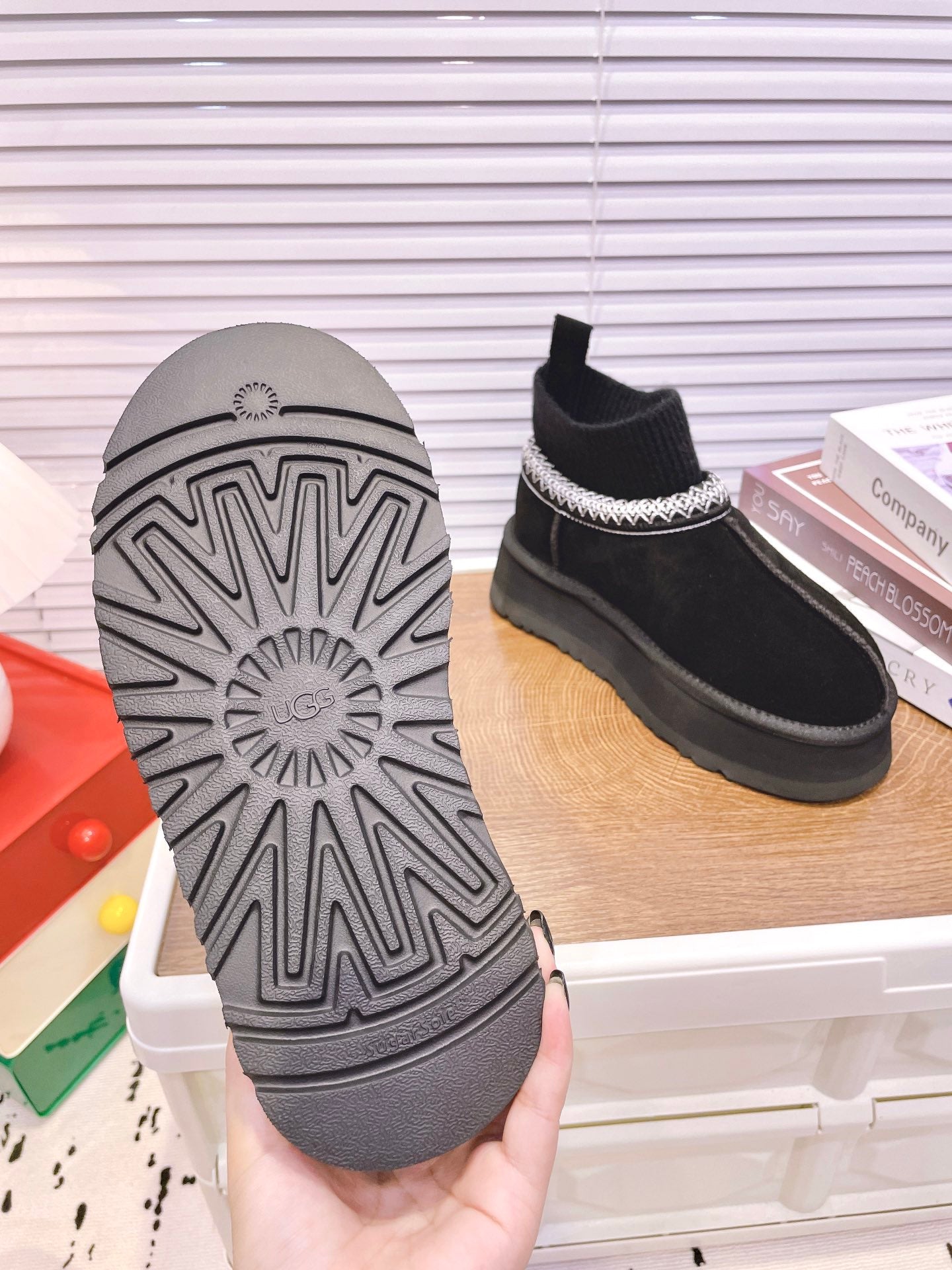 SNOW BOOTS IN BLACK SUEDE WITH ETHNIC STYLE SOCK