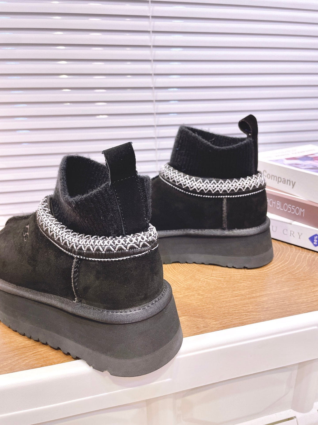 SNOW BOOTS IN BLACK SUEDE WITH ETHNIC STYLE SOCK