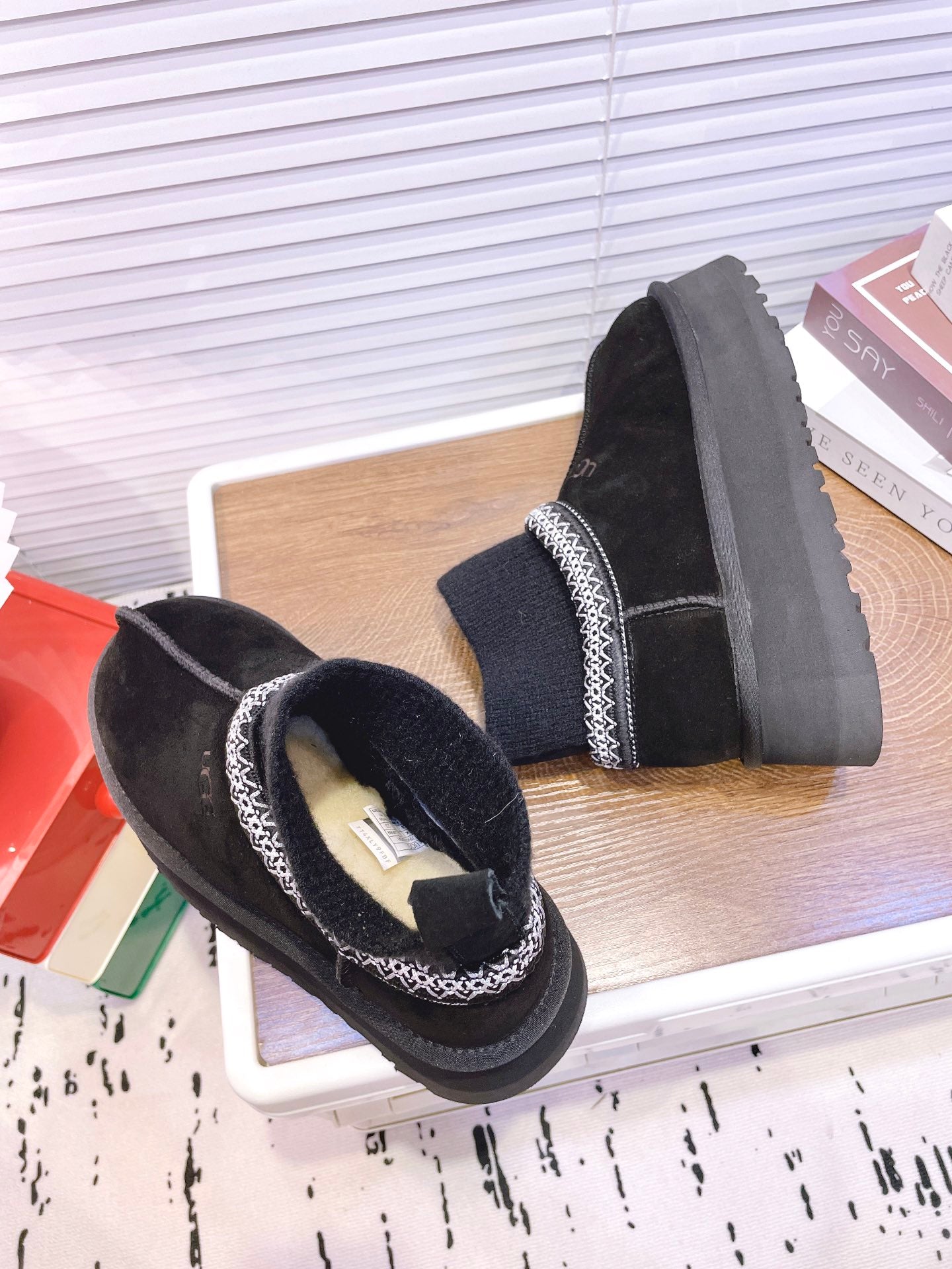 SNOW BOOTS IN BLACK SUEDE WITH ETHNIC STYLE SOCK