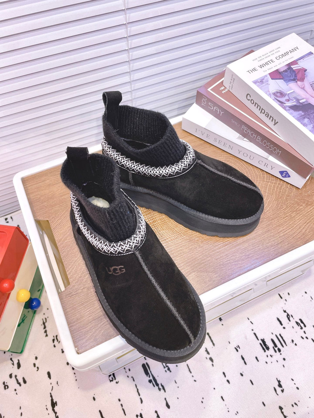SNOW BOOTS IN BLACK SUEDE WITH ETHNIC STYLE SOCK
