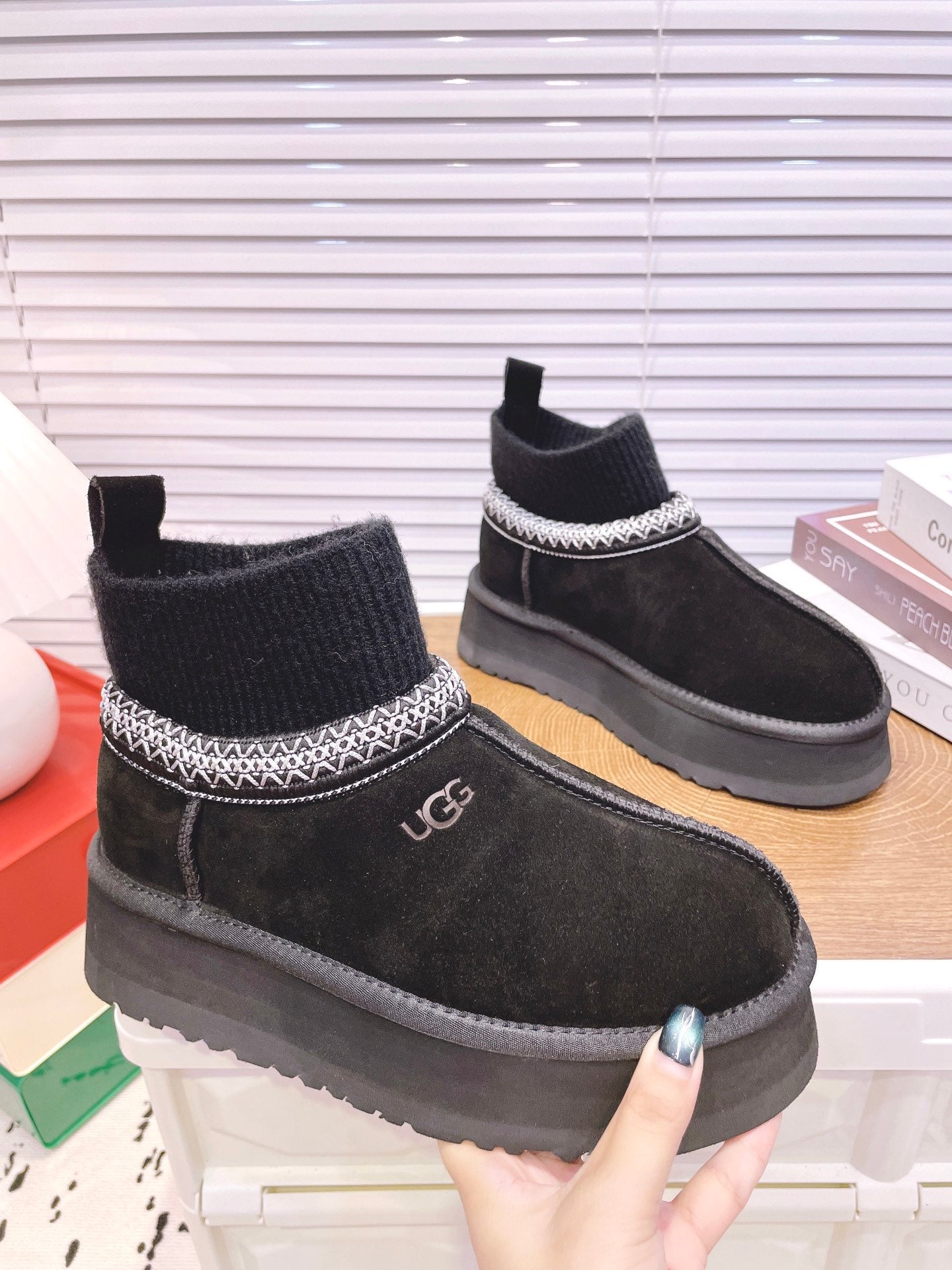 SNOW BOOTS IN BLACK SUEDE WITH ETHNIC STYLE SOCK