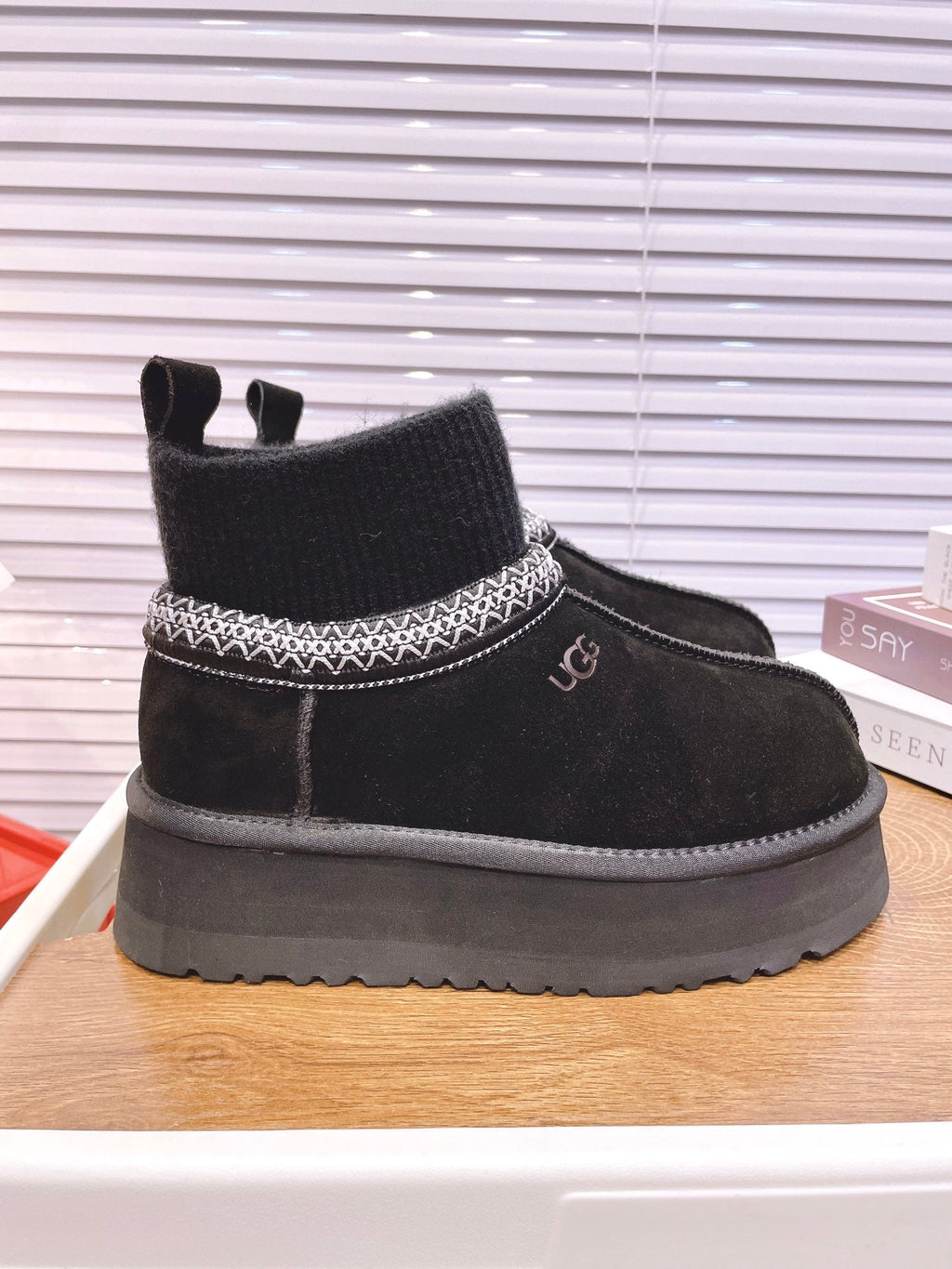 SNOW BOOTS IN BLACK SUEDE WITH ETHNIC STYLE SOCK