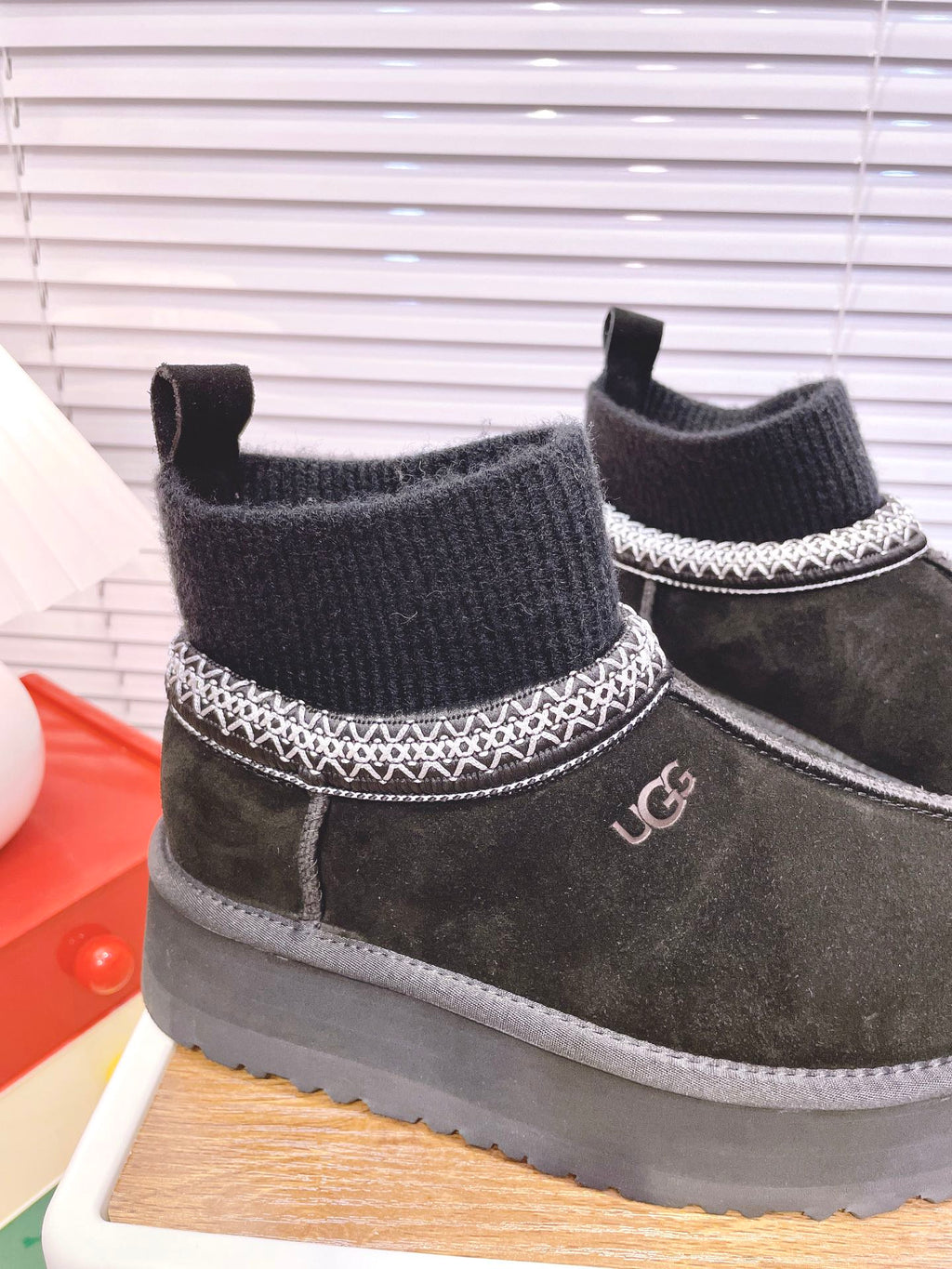 SNOW BOOTS IN BLACK SUEDE WITH ETHNIC STYLE SOCK