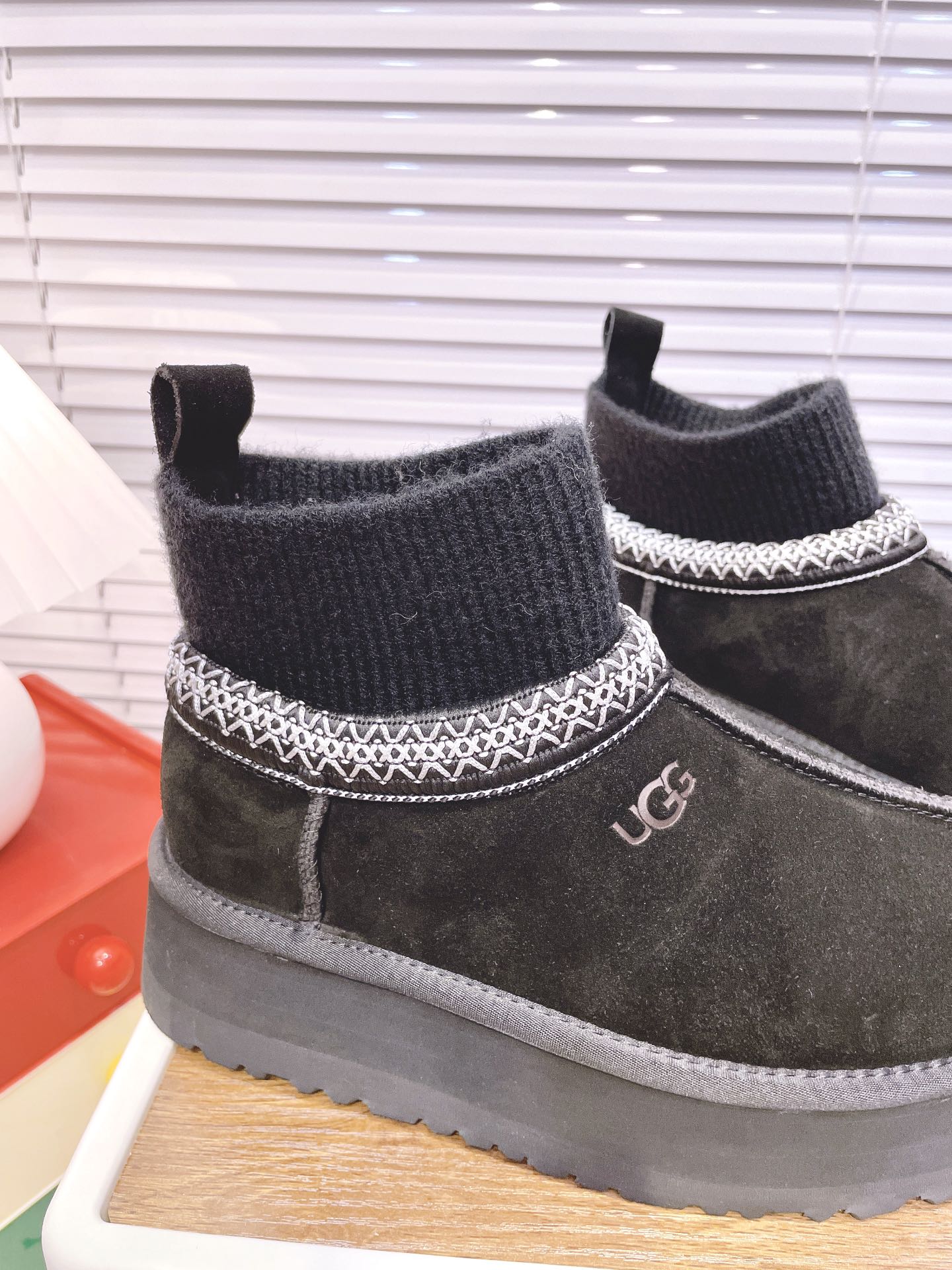 SNOW BOOTS IN BLACK SUEDE WITH ETHNIC STYLE SOCK