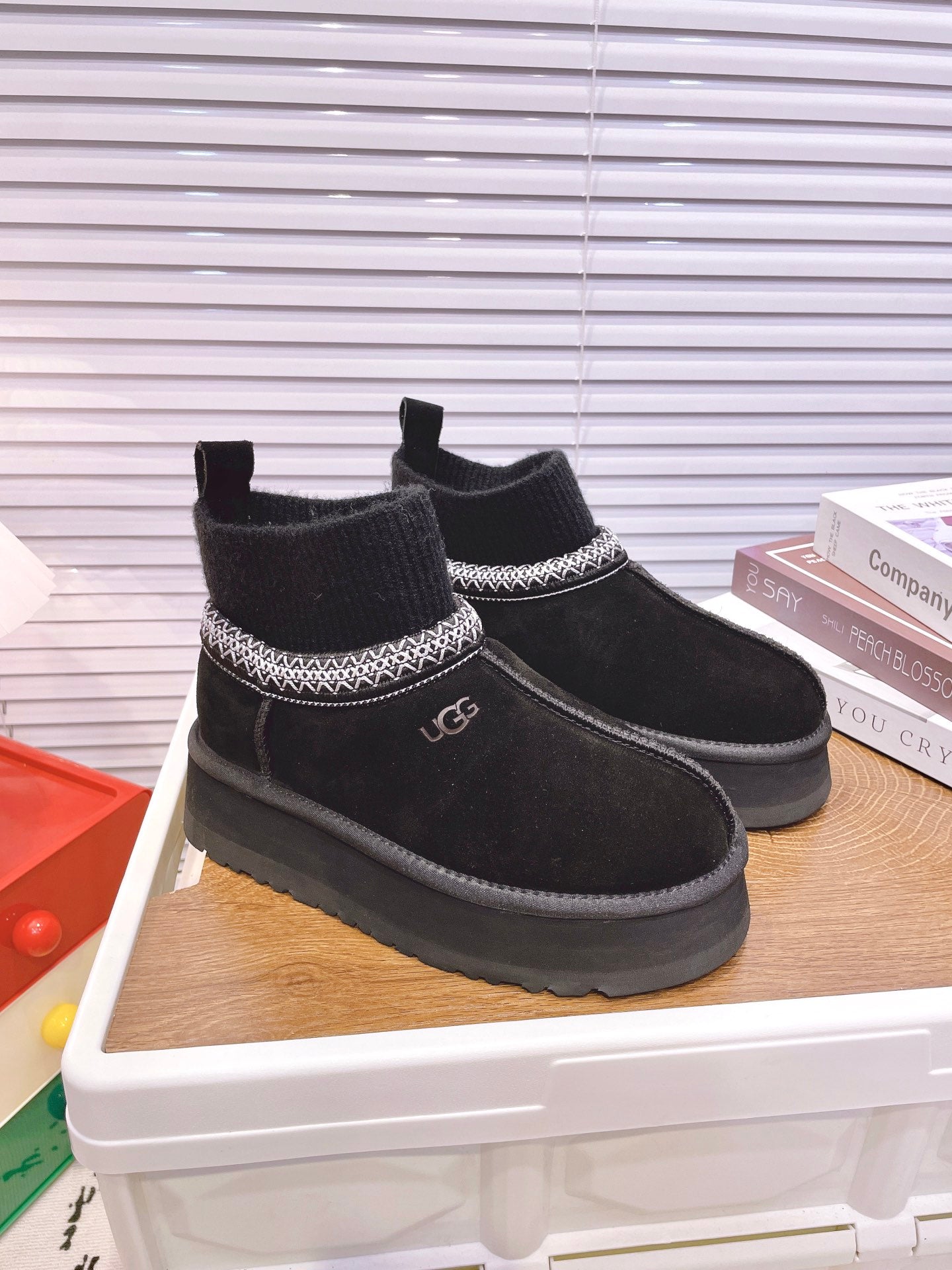SNOW BOOTS IN BLACK SUEDE WITH ETHNIC STYLE SOCK