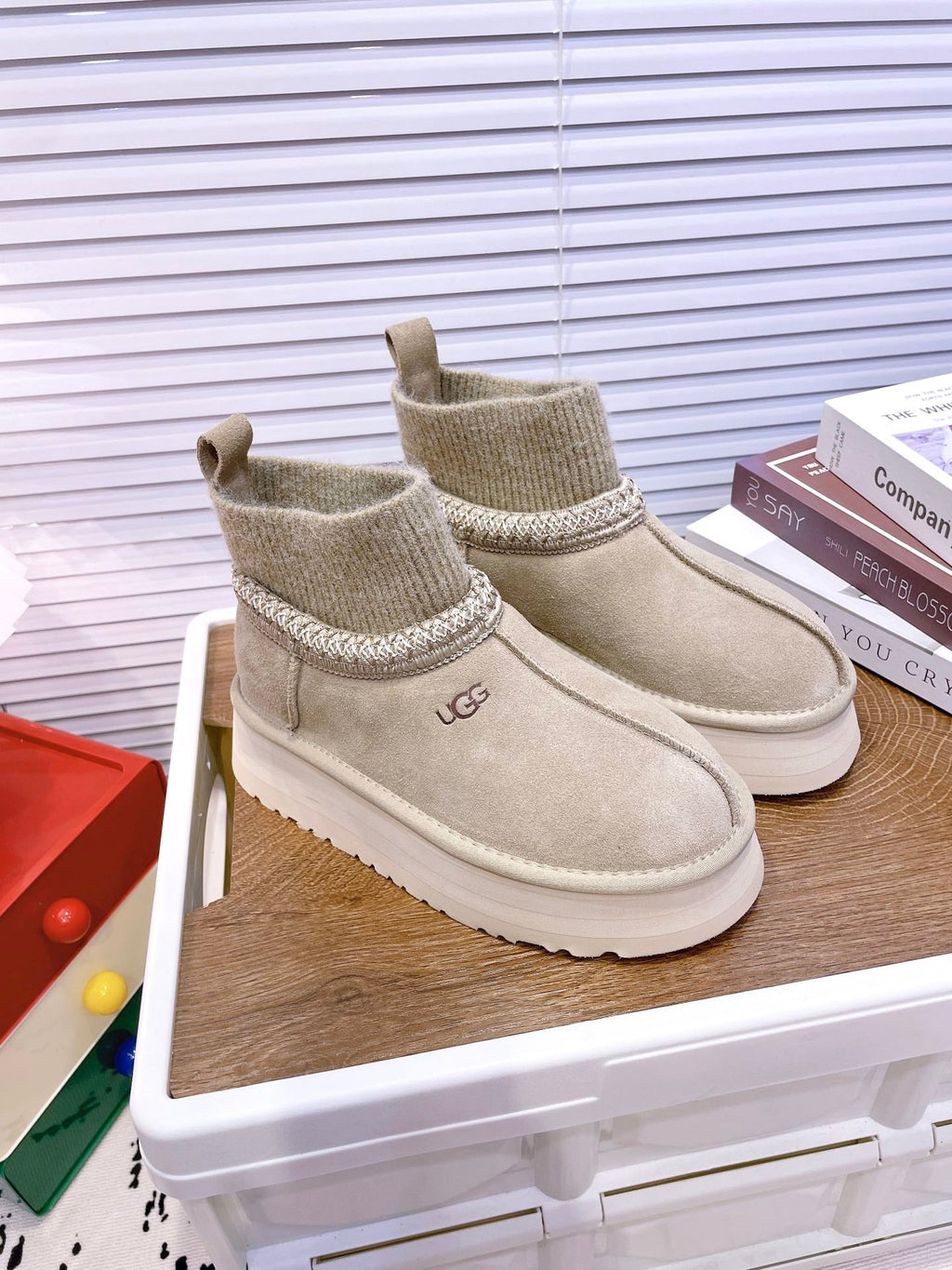 SNOW BOOTS IN DESERT BROWN SUEDE WITH ETHNIC STYLE SOCK