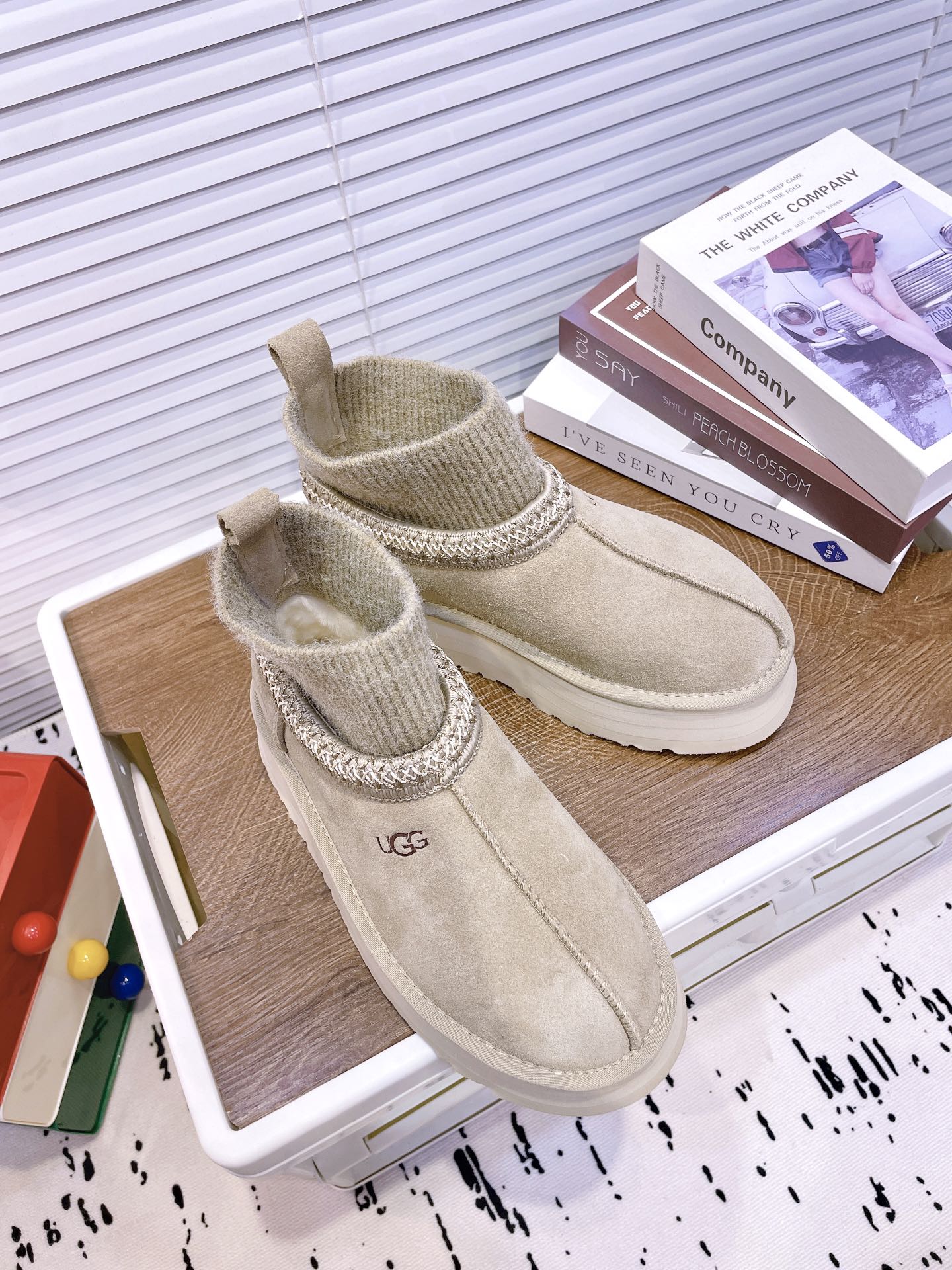 SNOW BOOTS IN DESERT BROWN SUEDE WITH ETHNIC STYLE SOCK