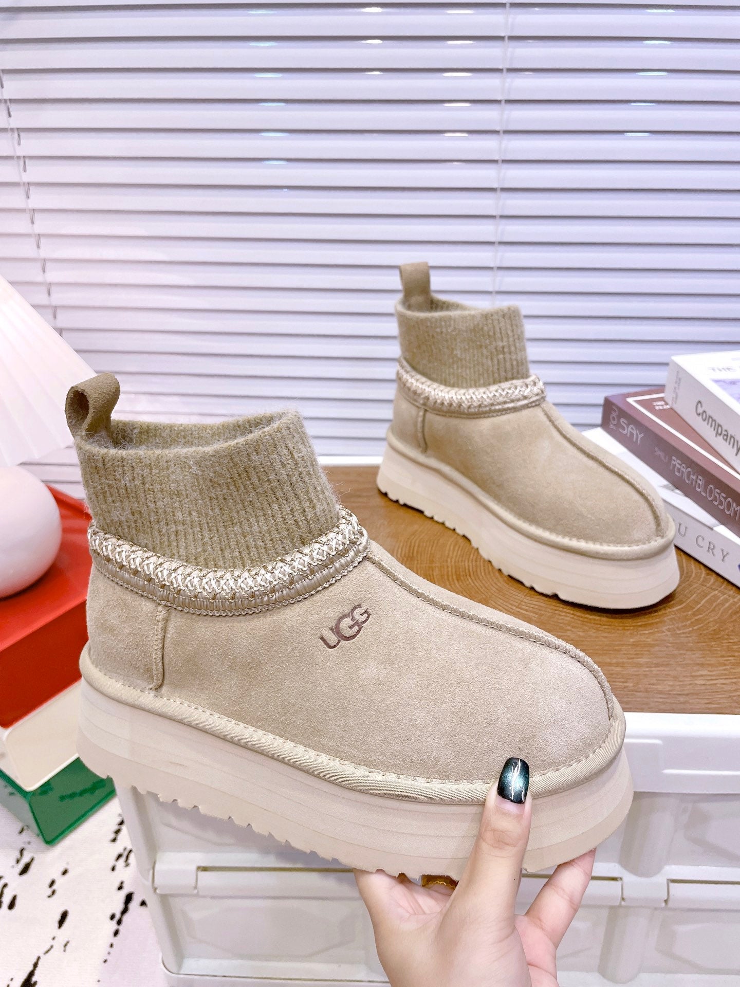 SNOW BOOTS IN DESERT BROWN SUEDE WITH ETHNIC STYLE SOCK