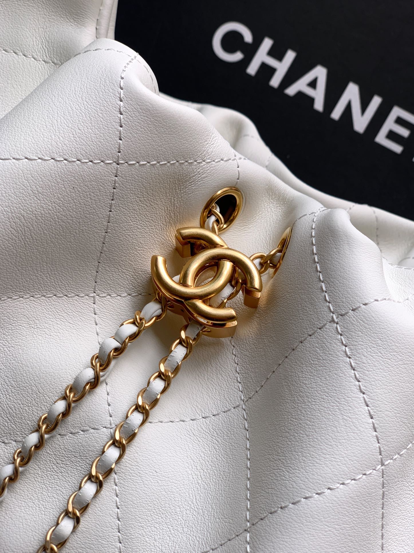 CC 26C LARGE HOBO BAG 29CM IN WHITE CALFSKIN GOLD HARDWARE