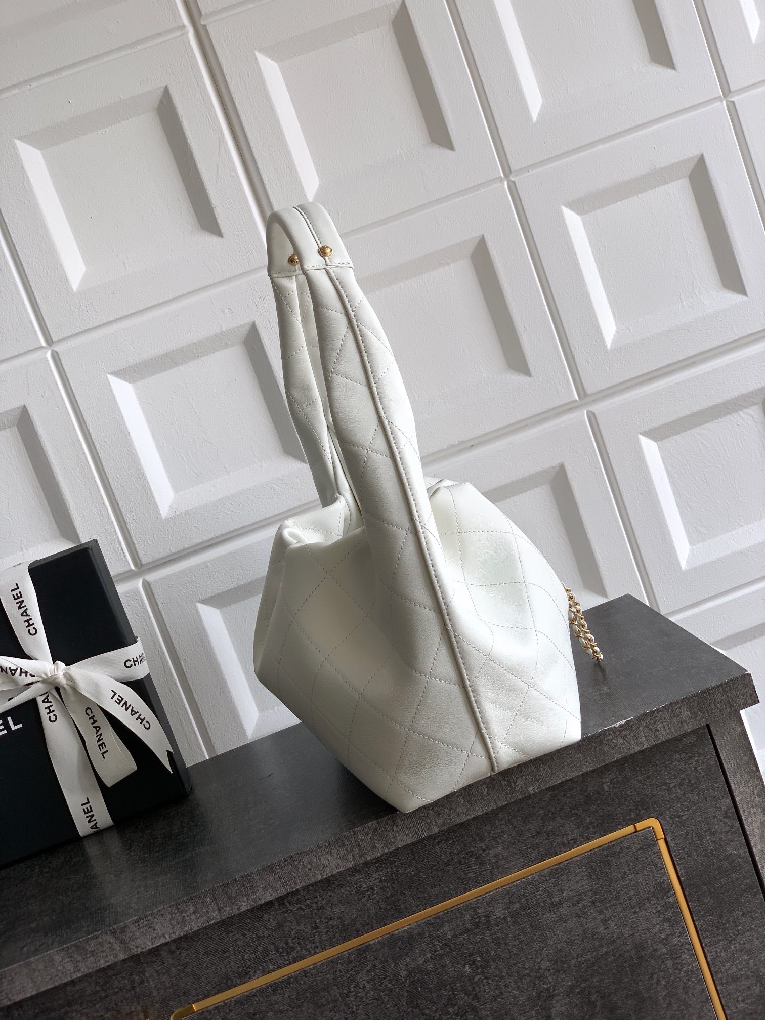 CC 26C LARGE HOBO BAG 29CM IN WHITE CALFSKIN GOLD HARDWARE
