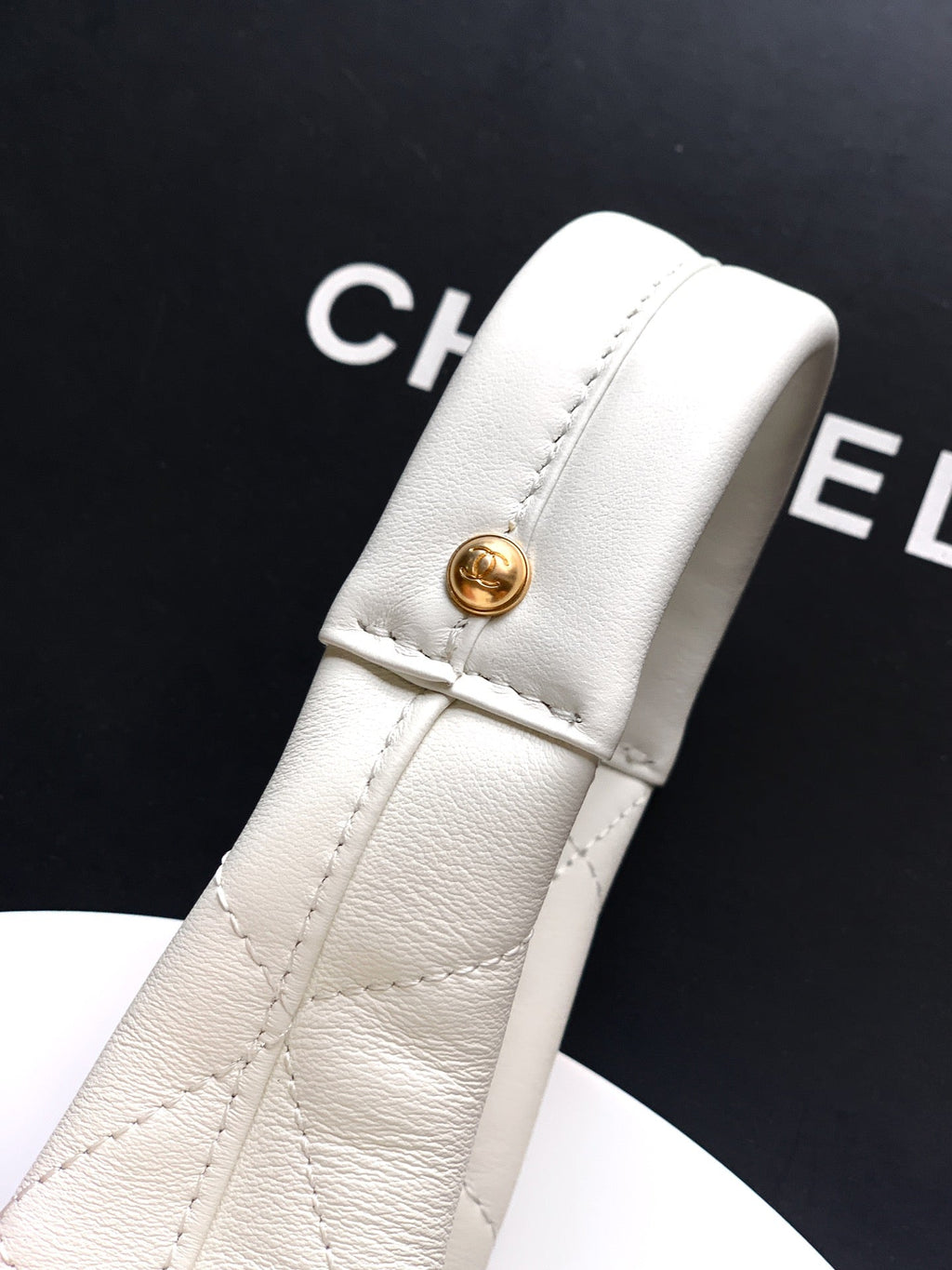 CC 26C LARGE HOBO BAG 29CM IN WHITE CALFSKIN GOLD HARDWARE