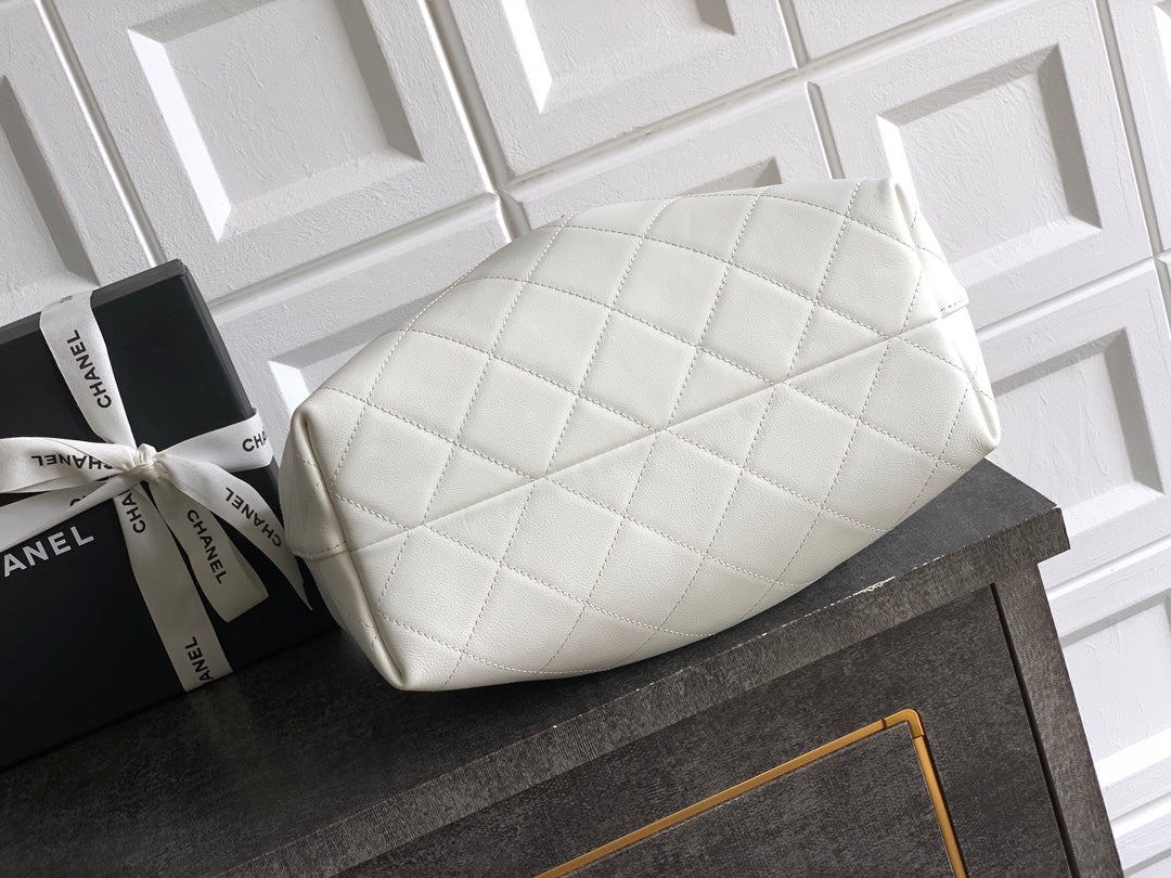 CC 26C LARGE HOBO BAG 29CM IN WHITE CALFSKIN GOLD HARDWARE