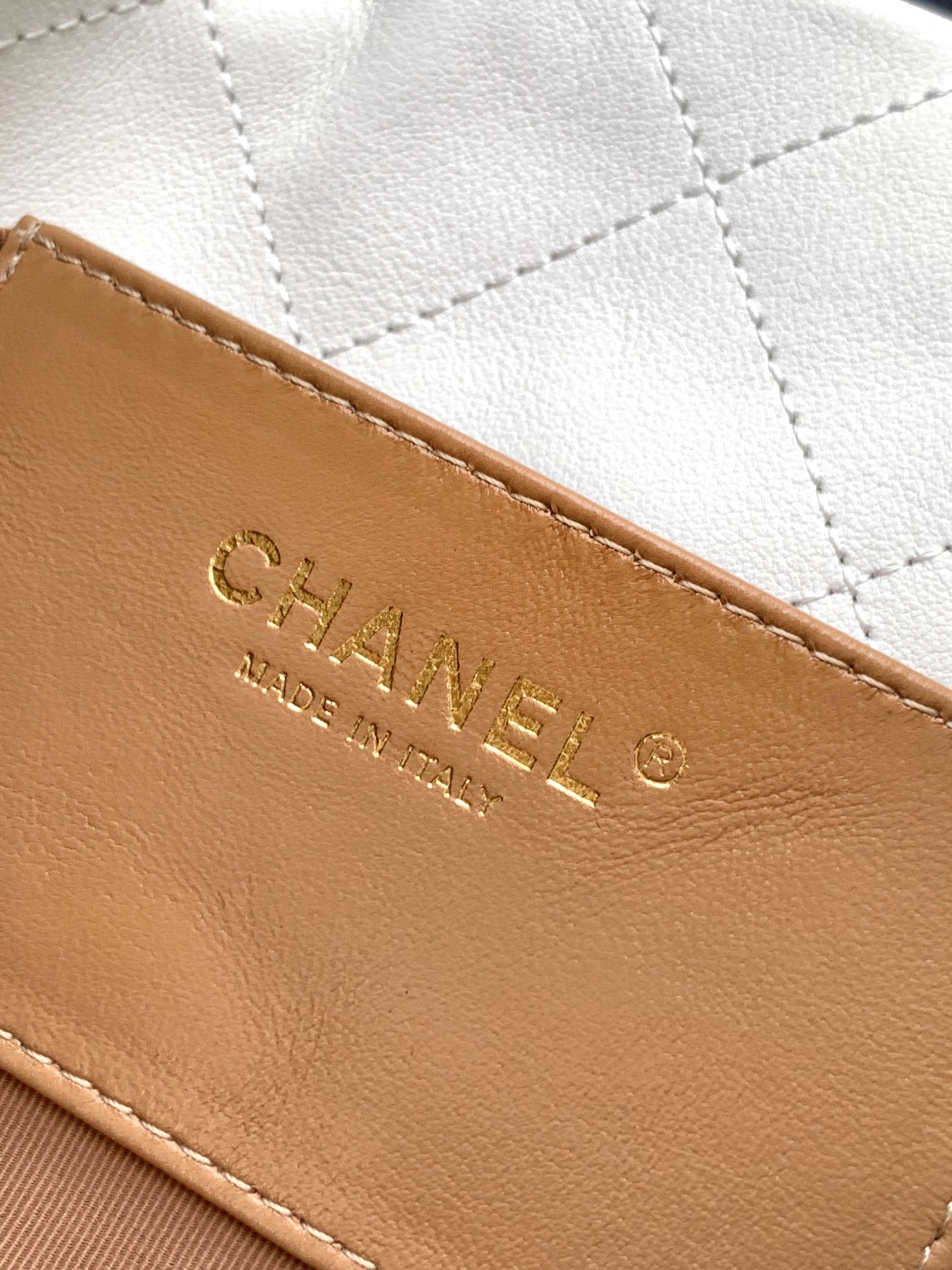 CC 26C LARGE HOBO BAG 29CM IN WHITE CALFSKIN GOLD HARDWARE