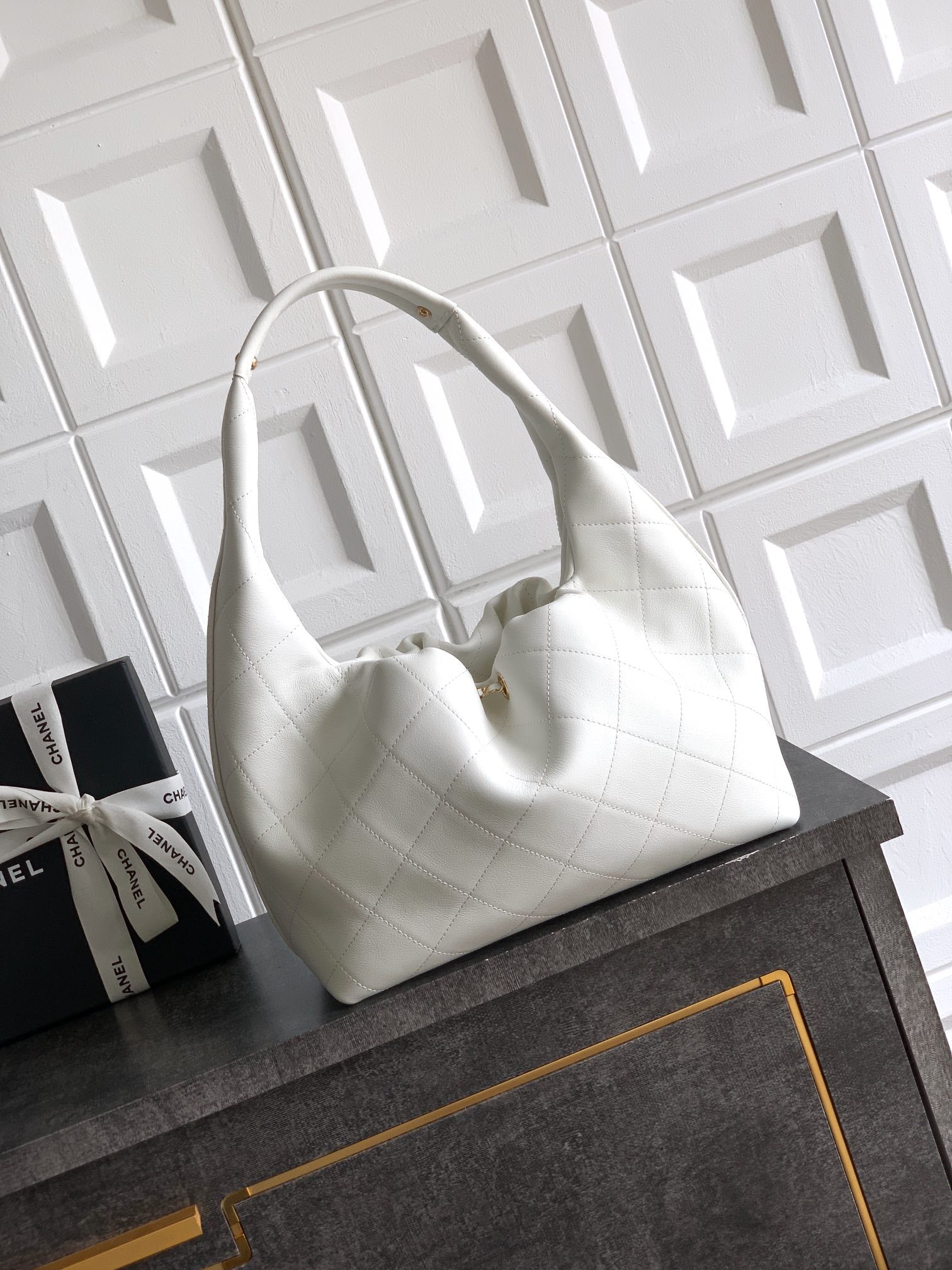 CC 26C LARGE HOBO BAG 29CM IN WHITE CALFSKIN GOLD HARDWARE