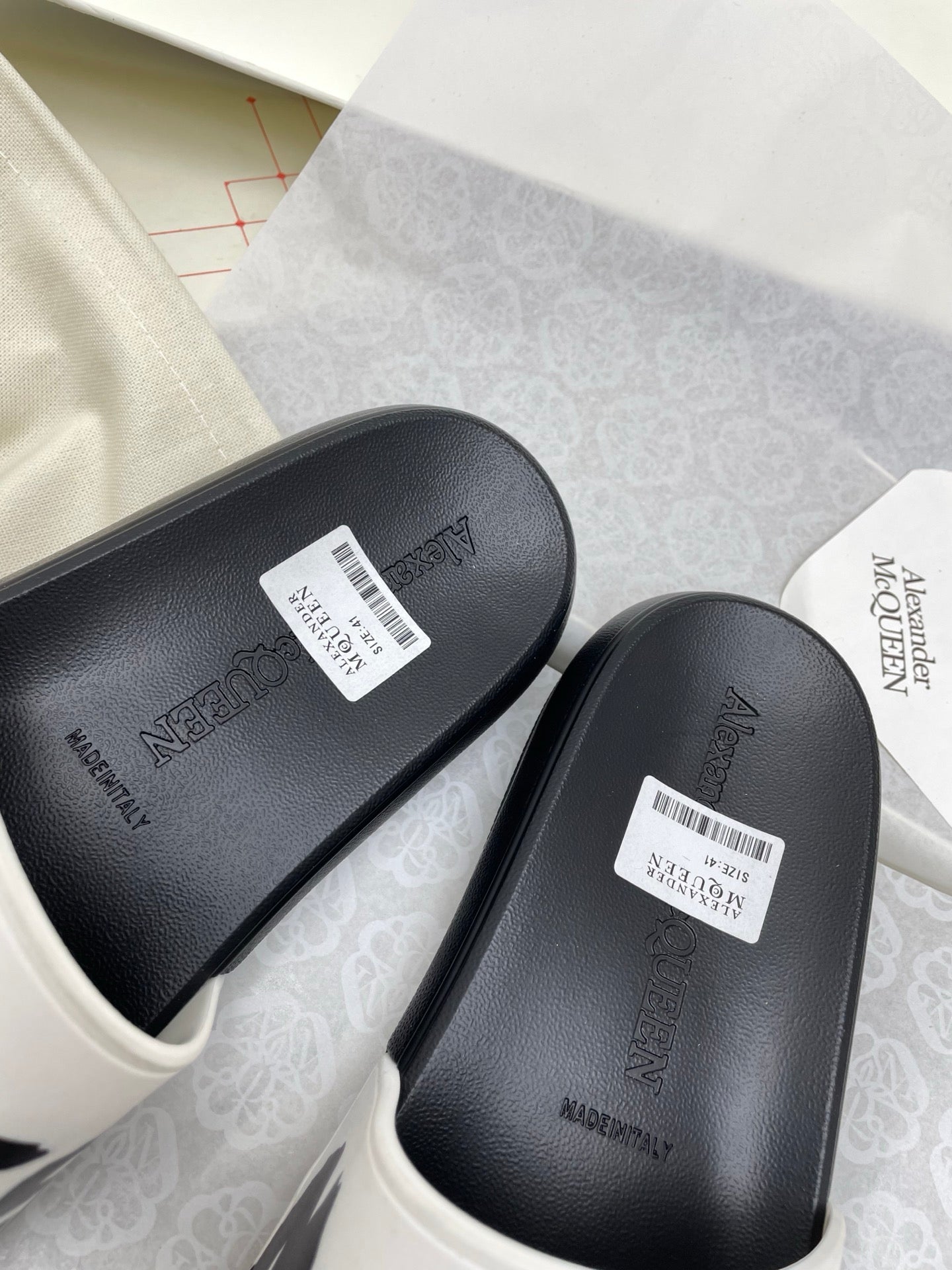 SLIDES SANDAL IN BLACK TPU WHITE STRAP WITH LOGO GRAPHIC