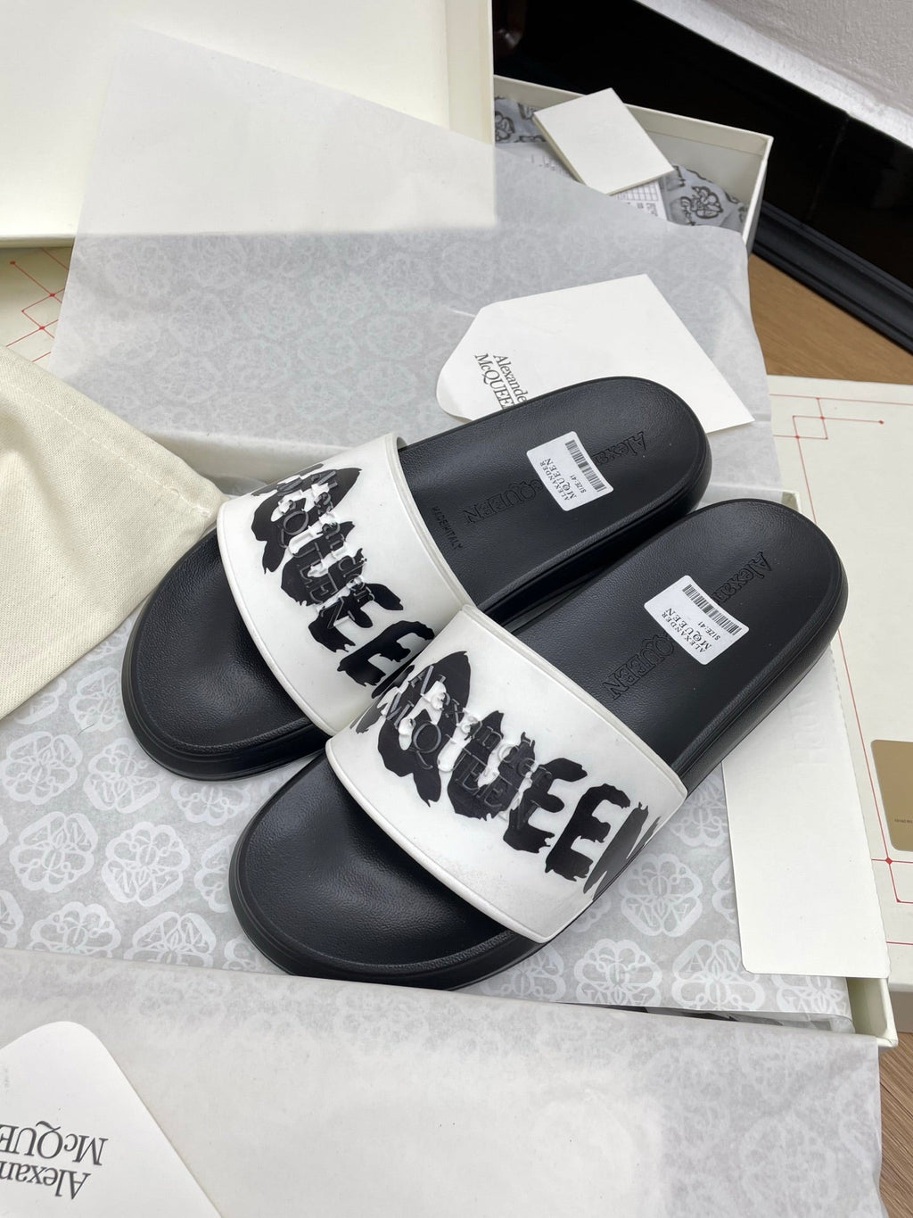 SLIDES SANDAL IN BLACK TPU WHITE STRAP WITH LOGO GRAPHIC