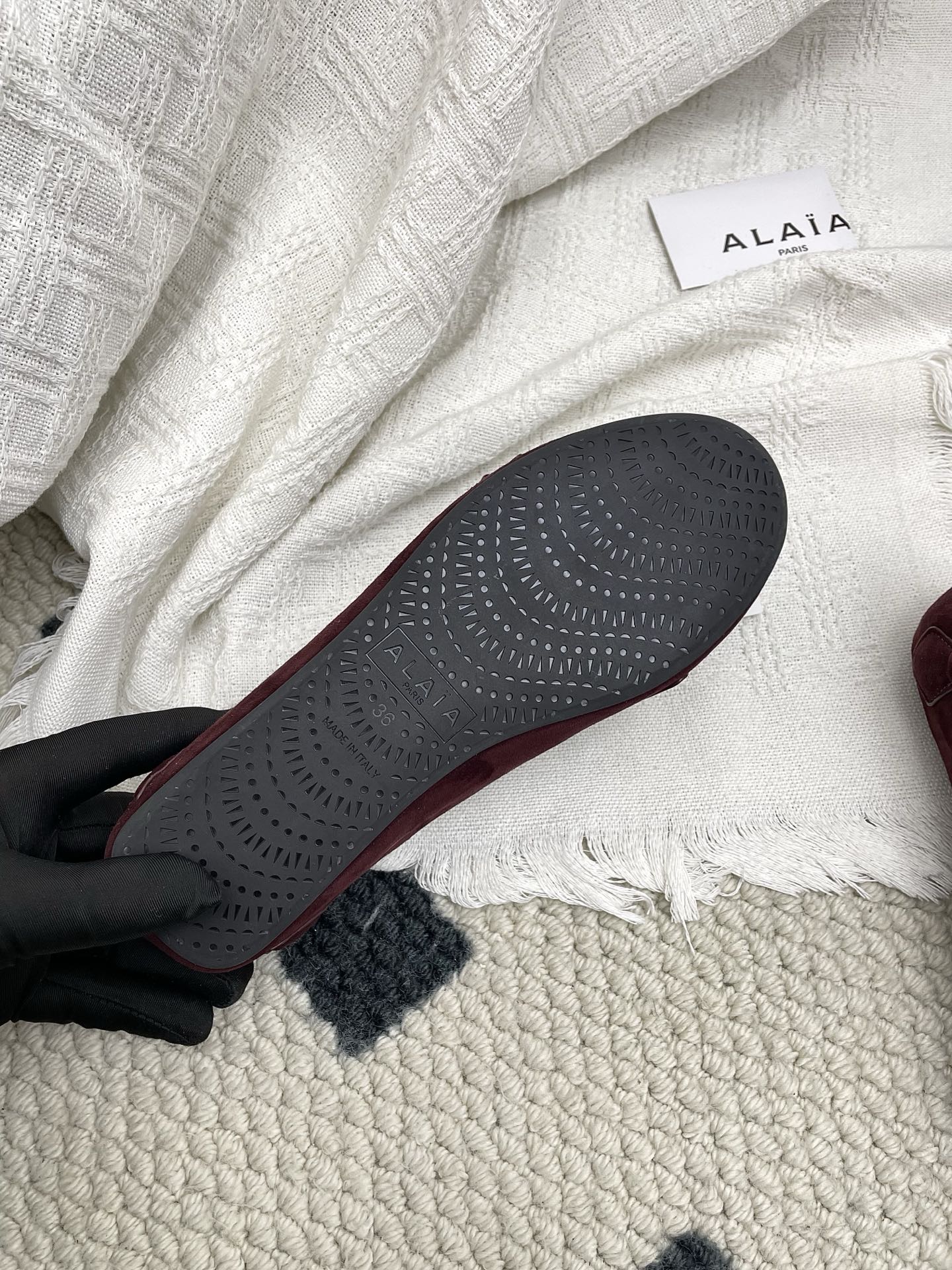 ALAIA 26S BALLET TECKEL IN DARK RED SUEDE