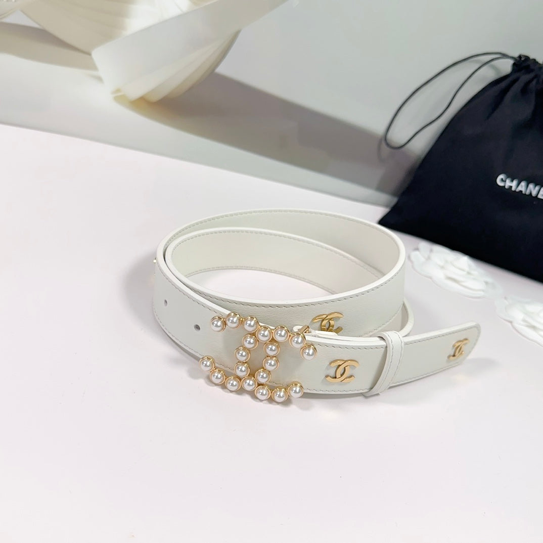 CC BELT 30 MM IN WHITE SMOOTH CALFSKIN WITH GOLD LOGO AND BUCKLE ATTACH PEARL
