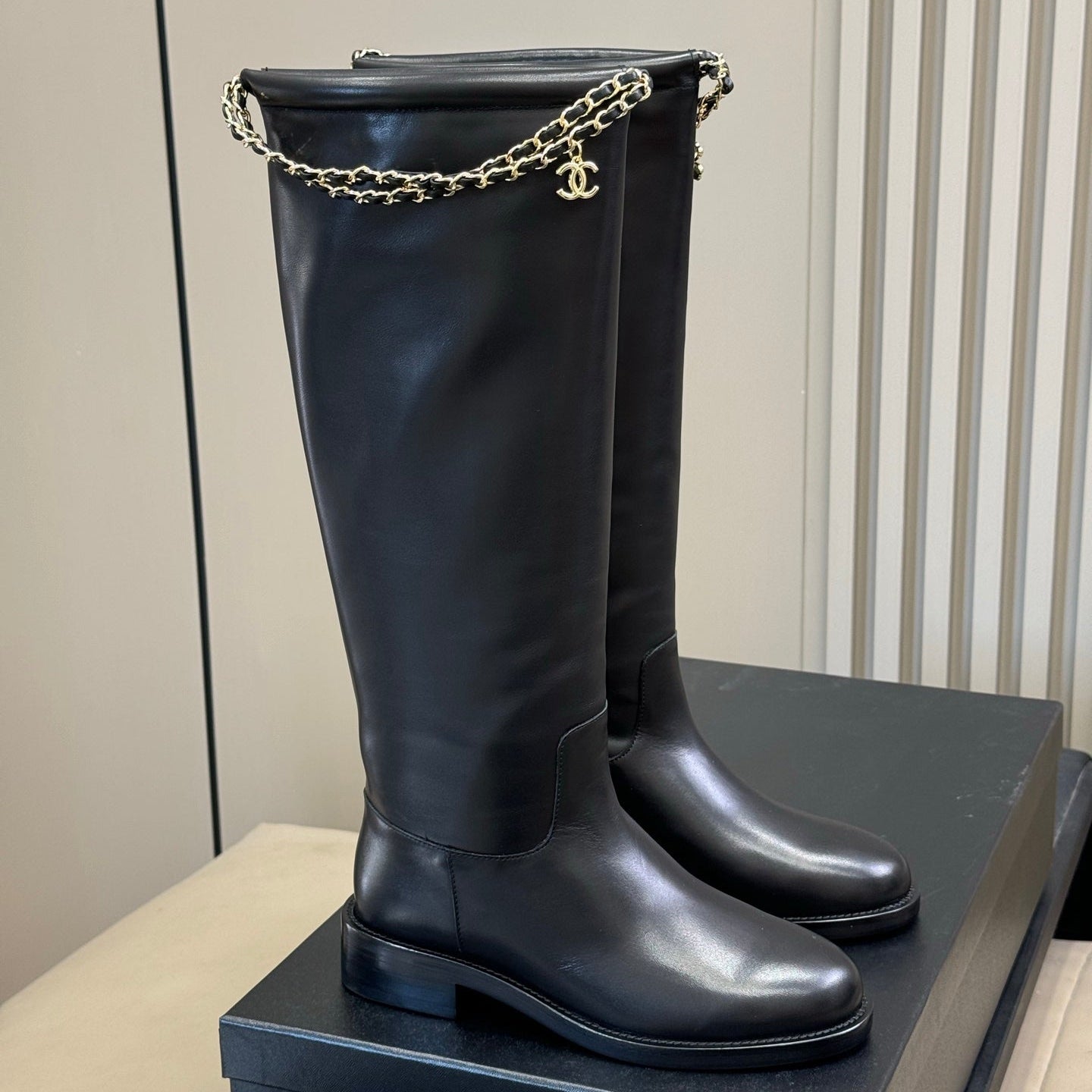 CC CHAIN LONG BOOTS IN BLACK CALFSKIN
