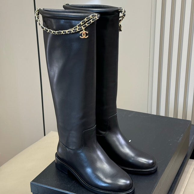 CC CHAIN LONG BOOTS IN BLACK CALFSKIN