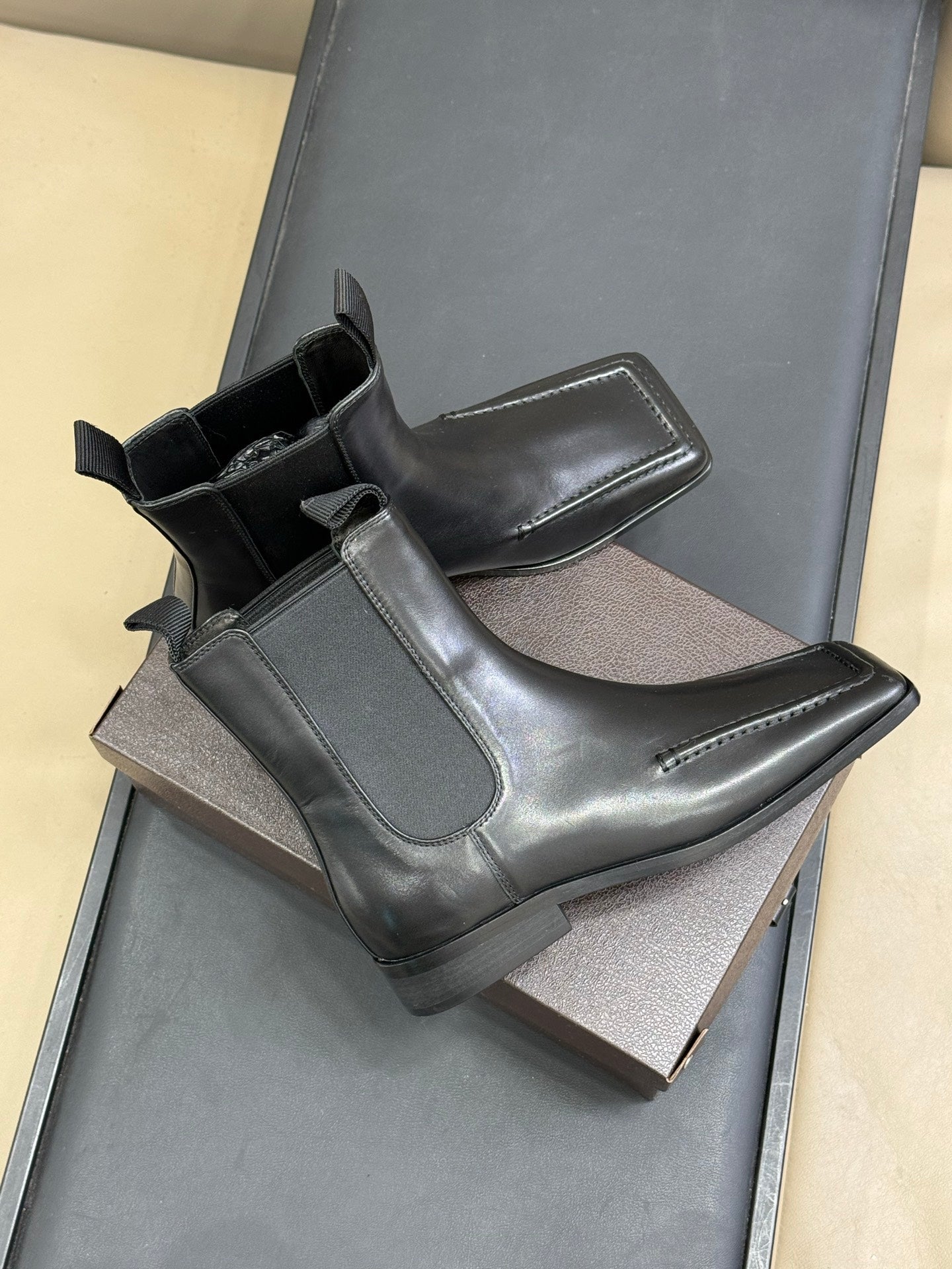 ALAIA 25S SQUARE TOE CHELSEA ANKLE BOOTS SHOES IN BLACK CALFSKIN