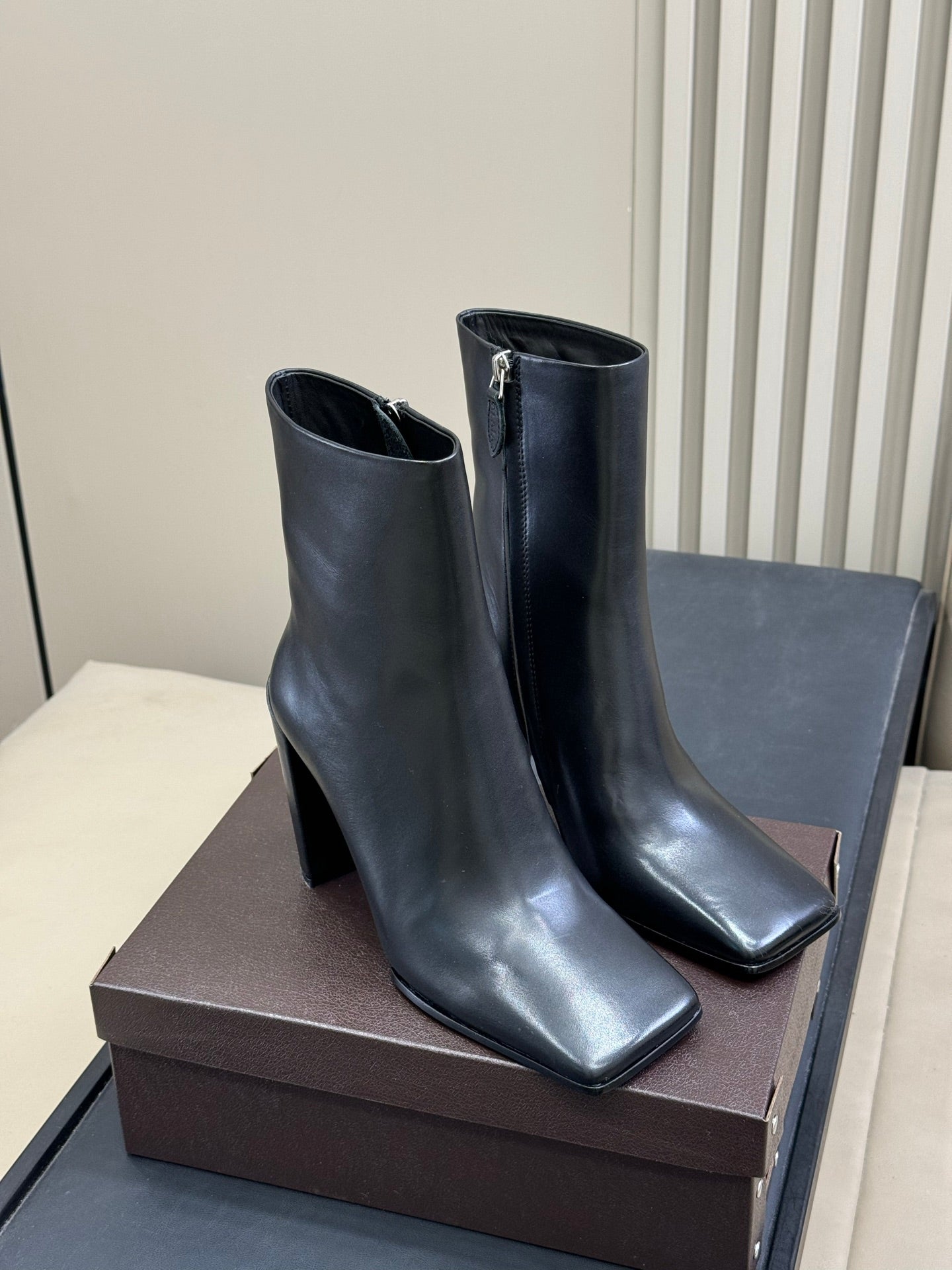 ALAIA 25S SQUARE ANKLE BOOTS IN BLACK CALFSKIN