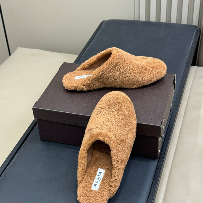 ALAIA 25S SHEARLING COZY SLIPPERS IN CARAMEL