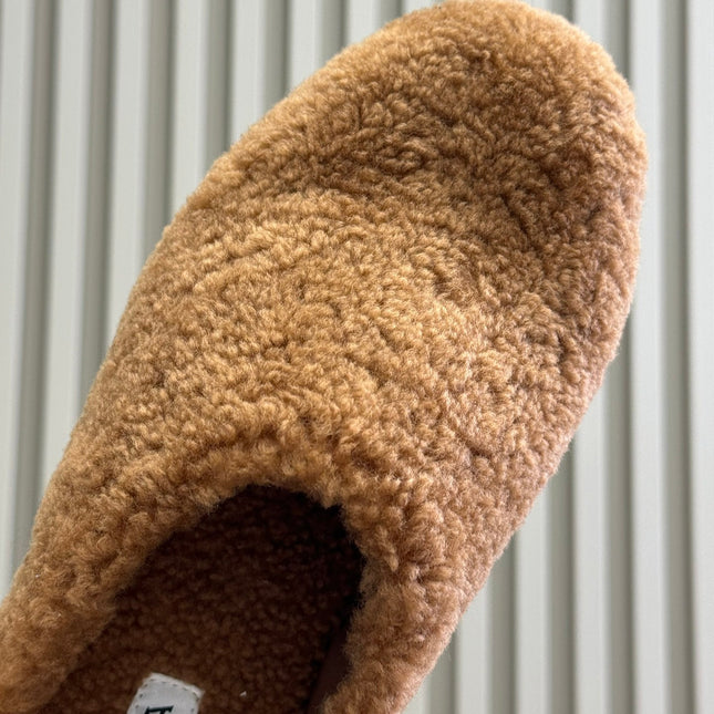 ALAIA 25S SHEARLING COZY SLIPPERS IN CARAMEL