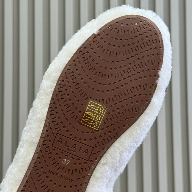 ALAIA 25S SHEARLING COZY SLIPPERS IN WHITE