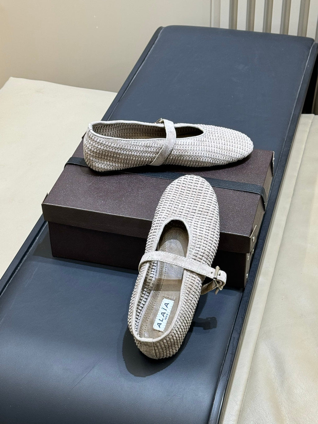 ALAIA 26S KNIT BALLET FLATS IN BEIGE SUEDE