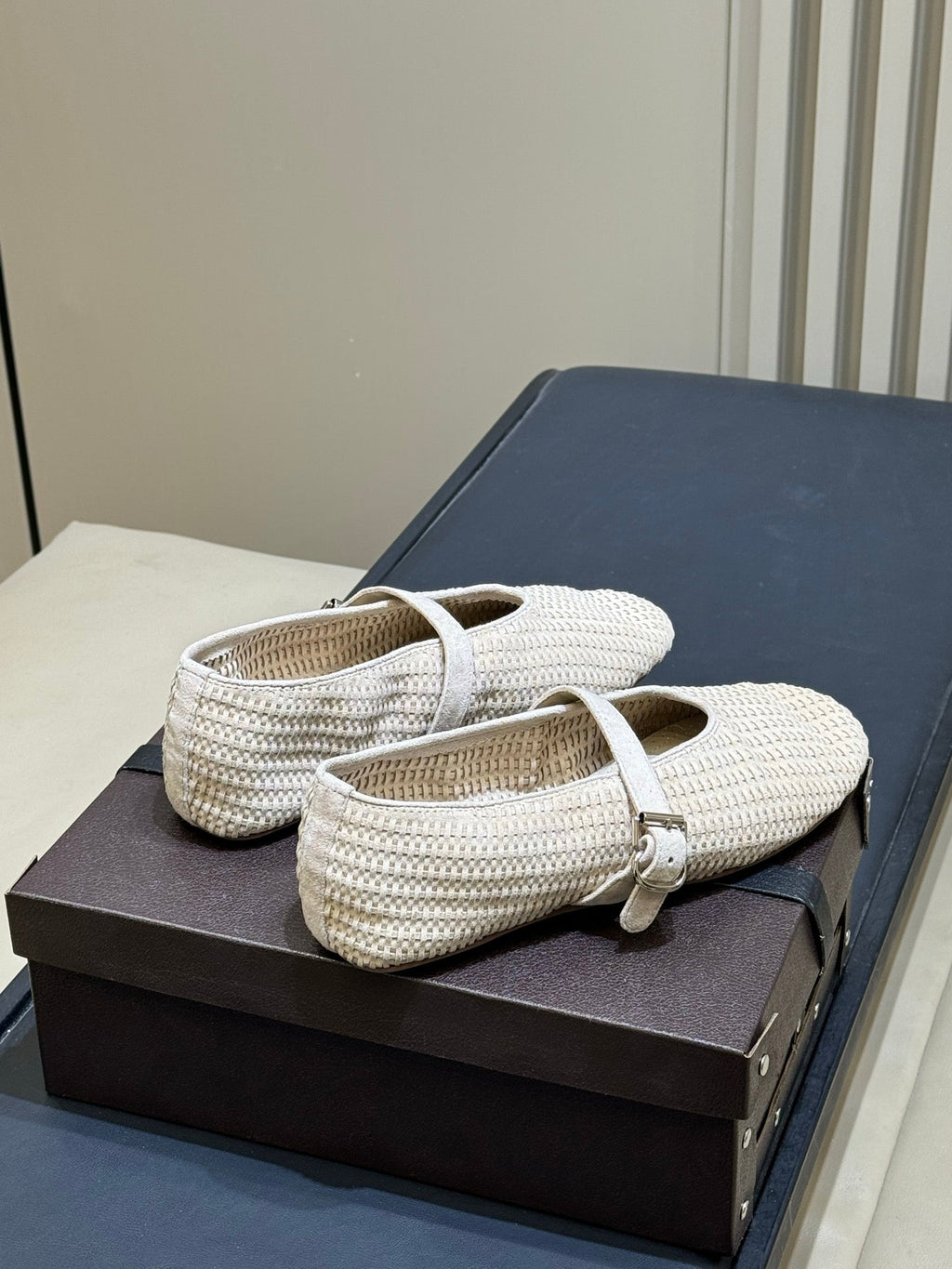 ALAIA 26S KNIT BALLET FLATS IN OFF WHITE SUEDE